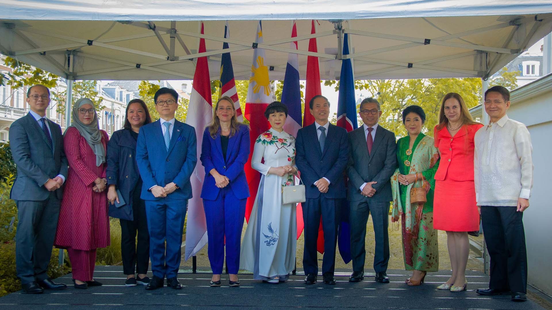 Đại sứ Phạm Việt Anh và các đại biểu tại Lễ Thượng cờ ASEAN.