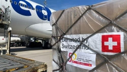 Chuyến hàng viện trợ khẩn cấp trang thiết bị y tế của Thụy Sỹ dành cho Việt Nam rời sân bay Zurich