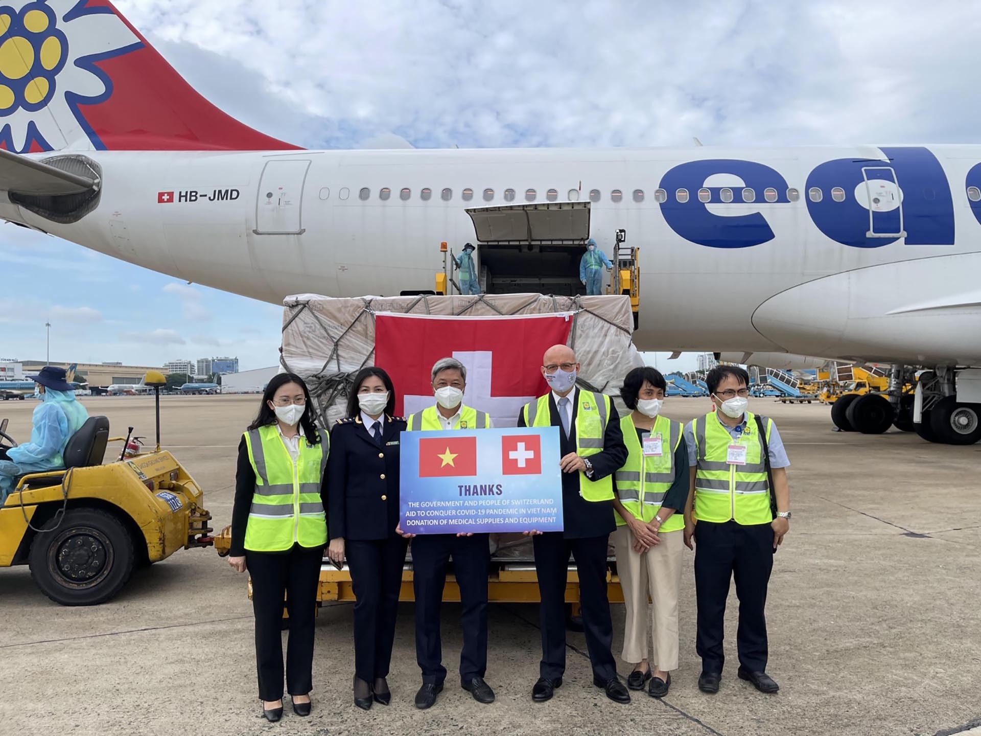 Đại diện của Việt Nam và Thụy Sỹ tại lế tiếp nhận 13 tấn thiết bị y tế của Thụy Sĩ tặng Việt Nam phòng chống Covid-19 đã về đến sân bay Tân Sơn Nhất