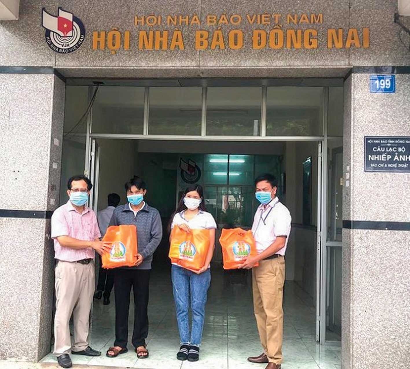 Đại diện Quỹ từ thiện Kim Oanh trao tặng thiết bị, vật tư y tế cho tỉnh Long An sáng 30/7.