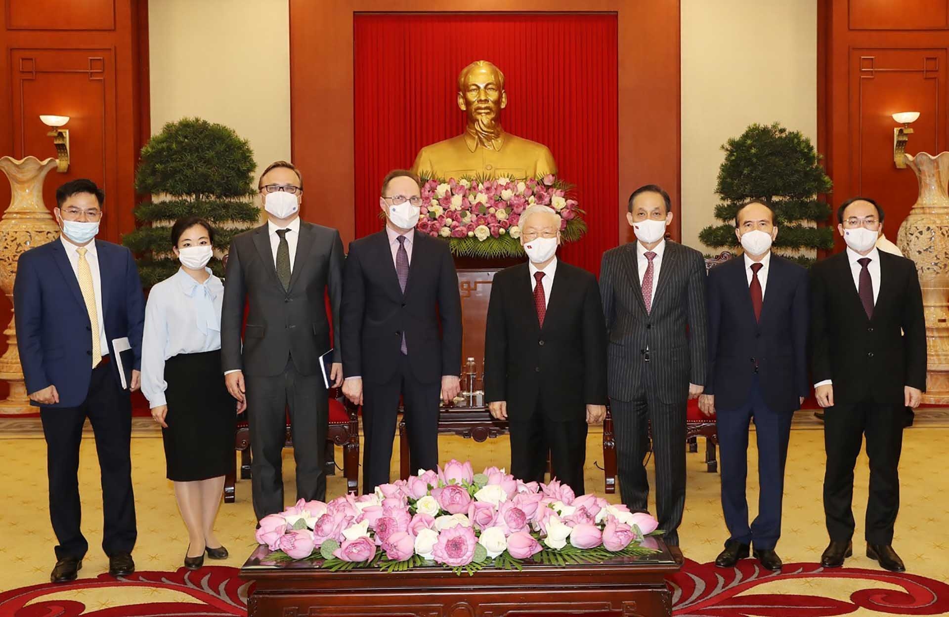 Tổng Bí thư Nguyễn Phú Trọng và Đại sứ Liên bang Nga Gennady Bezdetko chụp ảnh chung với các đại biểu. (Nguồn: TTXVN)
