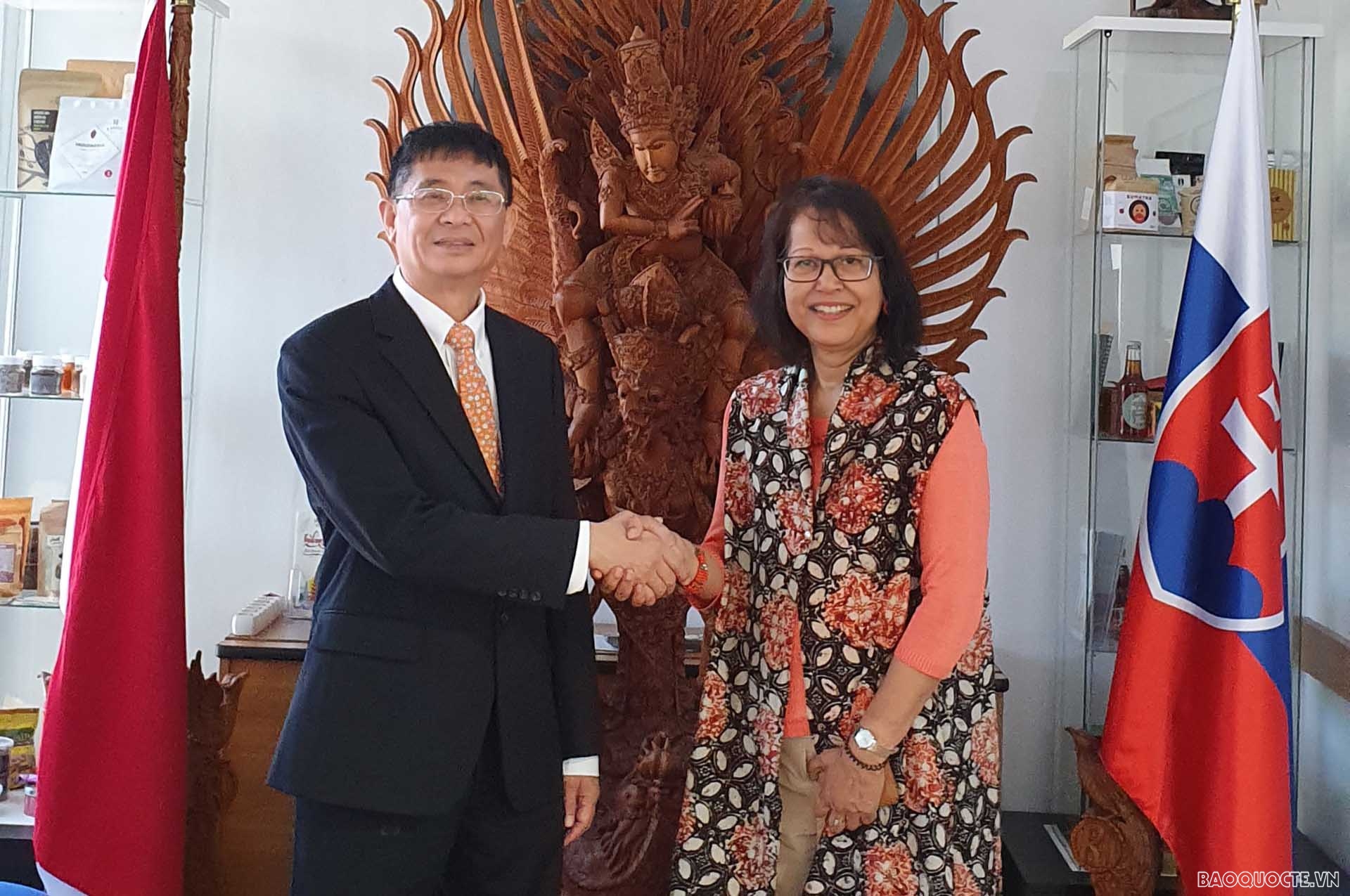 Đại sứ Việt Nam tại Slovakia Nguyễn Tuấn và Đại sứ Indonesia tại Slovakia.