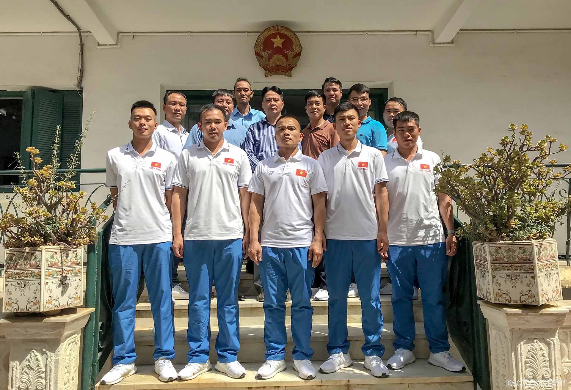 Đội tuyển huấn luyện chó nghiệp vụ Bộ Quốc phòng chụp ảnh lưu niệm tại Đại sứ quán.