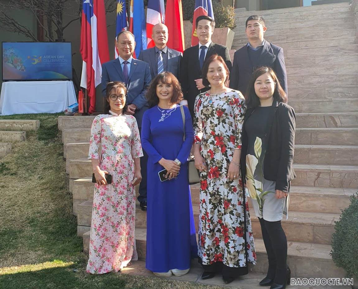 Cán bộ, nhân viên Đại sứ quán Việt Nam tại Chile tại sự kiện.