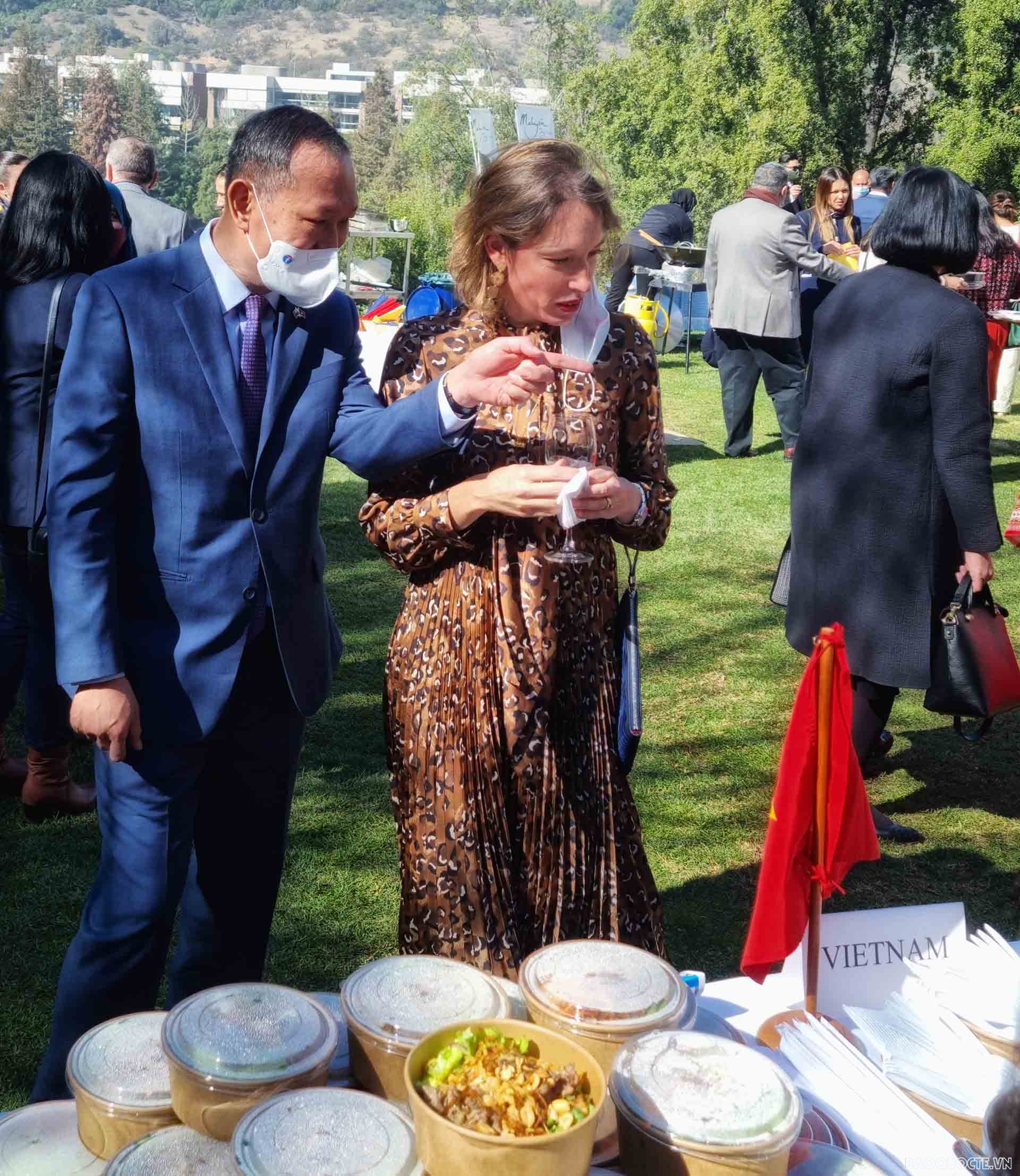 Các vị khách mời đã có dịp tìm hiểu về truyền thống văn hóa và thưởng thức các món ẩm thực truyền thống của các nước ASEAN.