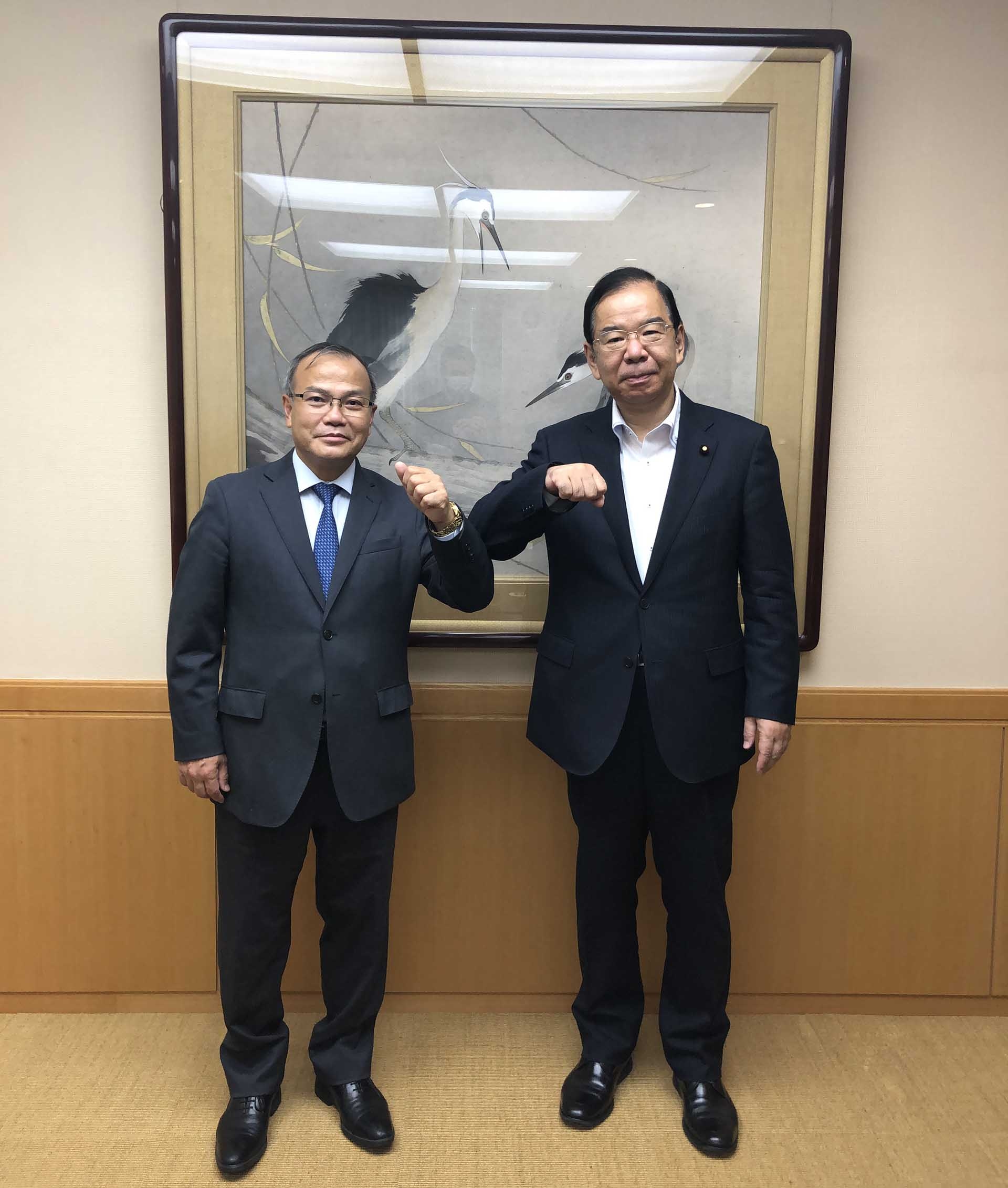 Đại sứ Vũ Hồng Nam và Chủ tịch Đoàn Chủ tịch Ban Chấp hành Trung ương Đảng Cộng sản Nhật Bản Shii Kazuo.