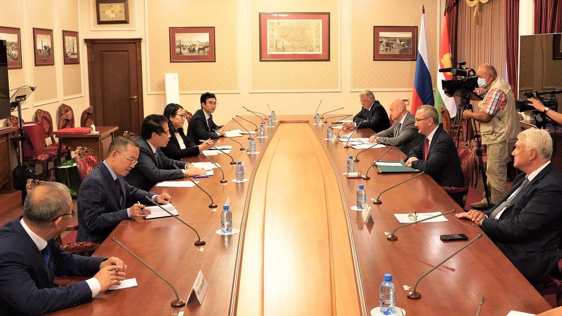 Đại sứ Đặng Minh Khôi gặp và làm việc với Thống đốc tỉnh Kaluga Vladislav Shapsha. 