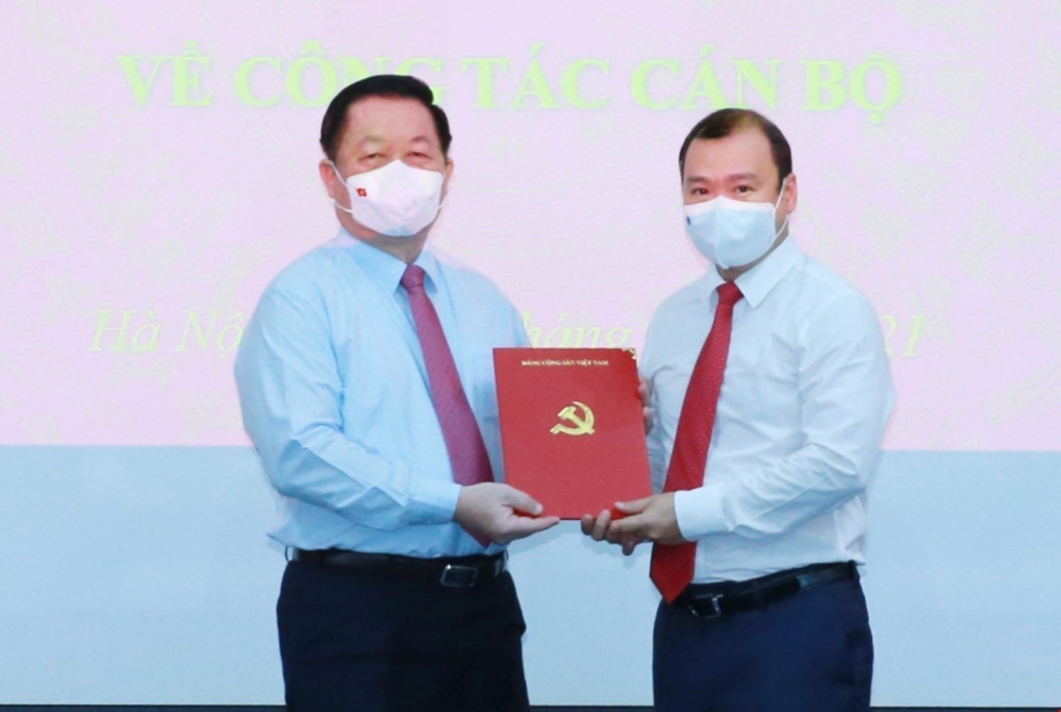 Ban Tuyên giáo Đồng chí Nguyễn Trọng Nghĩa, Bí thư Trung ương Đảng, Trưởng Ban Tuyên giáo Trung ương trao quyết định cho đồng chí Lê Hải Bình. (Nguồn: TTXVN)ương triển khai quyết định của Bộ Chính trị về công tác cán bộ