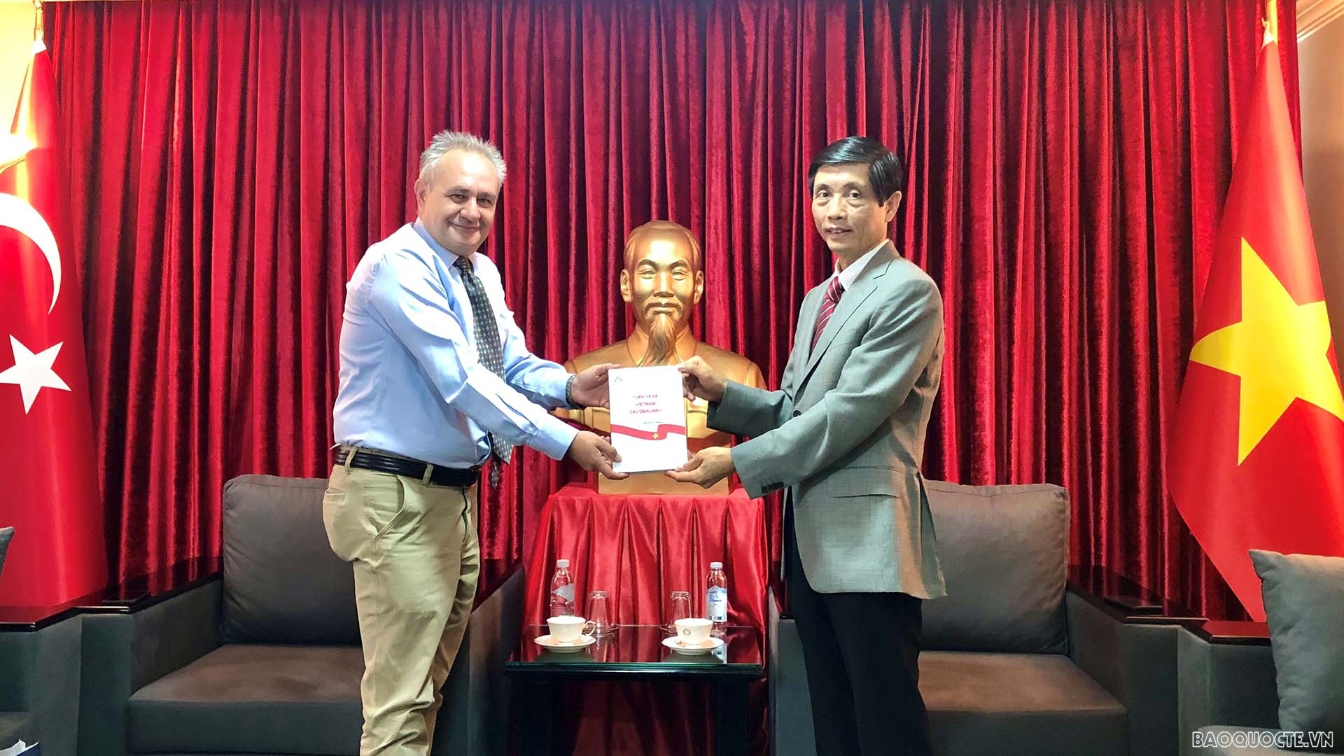 Giáo sư, Tiến sĩ A. Merthan Dundar, Giám đốc APAM trao cuốn sách “Nghiên cứu về Việt Nam tại Thổ Nhĩ Kỳ” cho Đại sứ Trần Quang Tuyến.