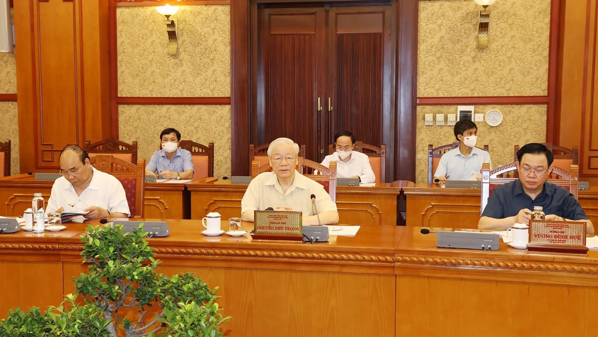 Tổng Bí thư Nguyễn Phú Trọng và các đồng chí lãnh đạo chủ chốt nghe báo cáo về tình hình dịch bệnh và công tác phòng, chống dịch COVID-19. (Nguồn: TTXVN)
