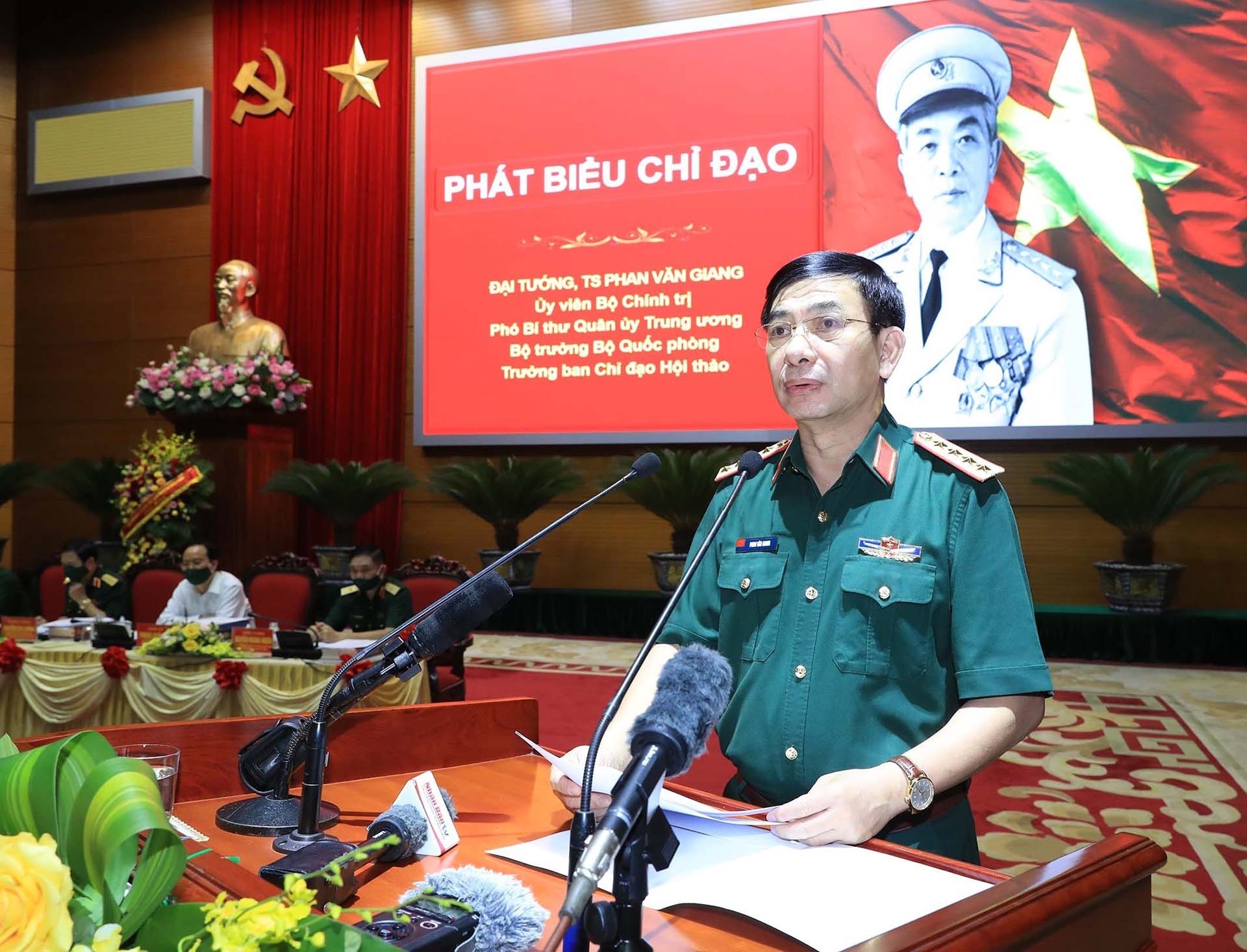 Đại tướng Phan Văn Giang, Ủy viên Bộ Chính trị, Bộ trưởng Bộ Quốc phòng đọc tham luận. (Nguồn: TTXVN)