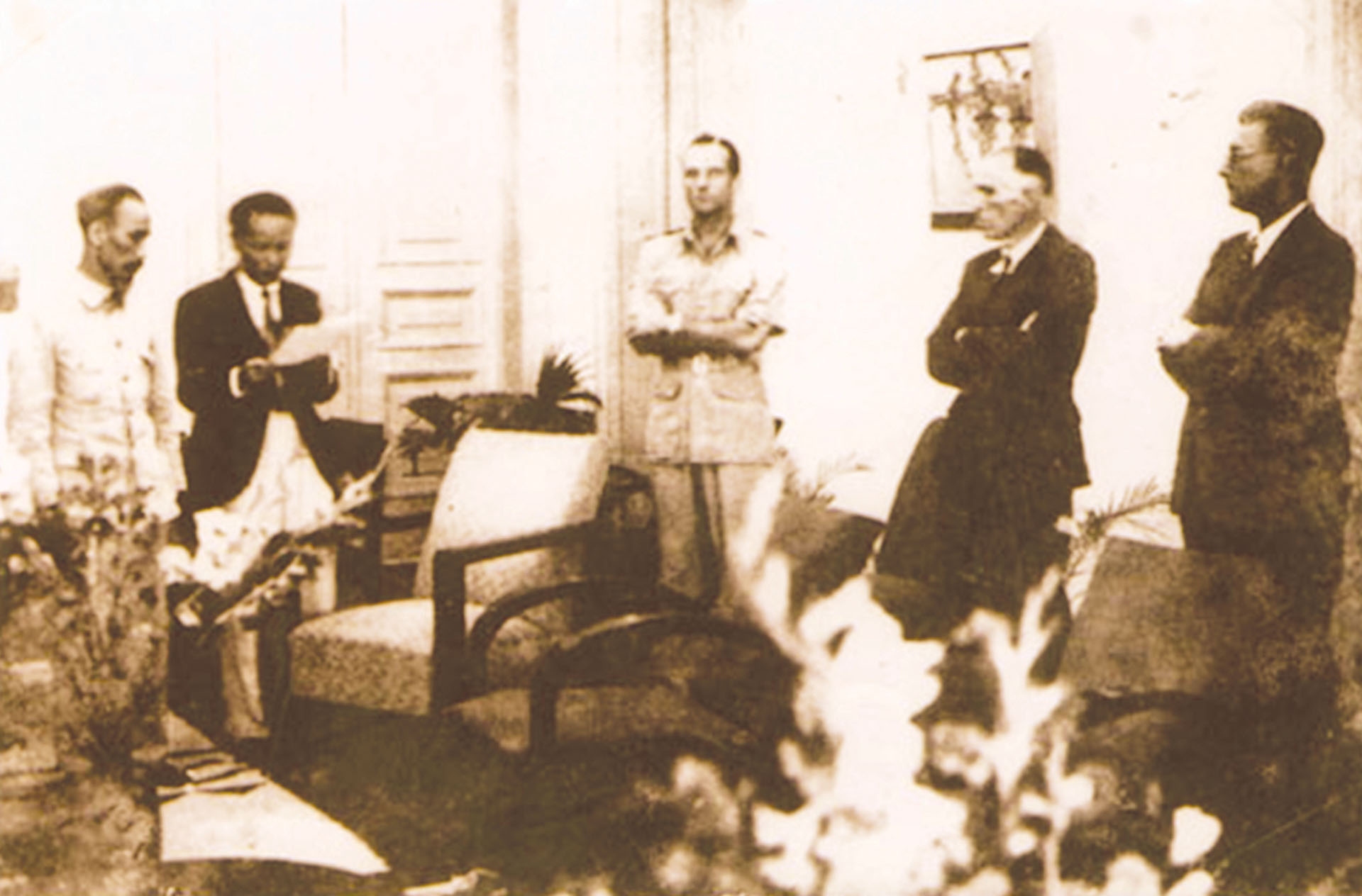 Từ trái sang: Hồ Chủ tịch, Thứ trưởng Nội vụ Hoàng Minh Giám, Ủy viên Cộng hòa Jean Sainteny, Cố vấn chính trị Leon Pignon, Đại diện Đảng Xã hội Pháp Luis Caput tại lễ ký Hiệp định sơ bộ 6/3/1946. (Ảnh tư liệu)