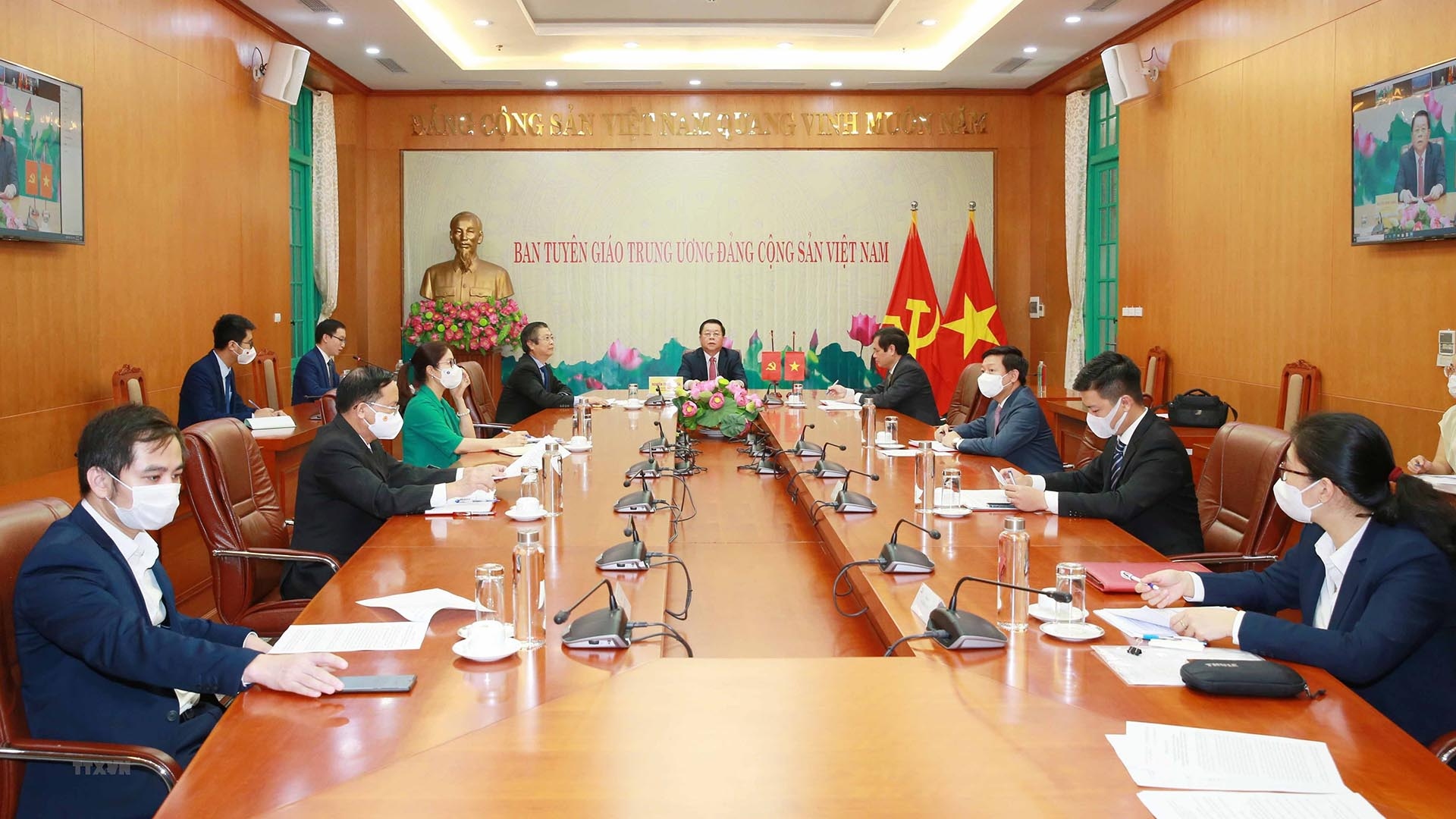 Trưởng ban Tuyên giáo Trung ương Nguyễn Trọng Nghĩa điện đàm với Trưởng ban Tuyên truyền Trung ương Trung Quốc.