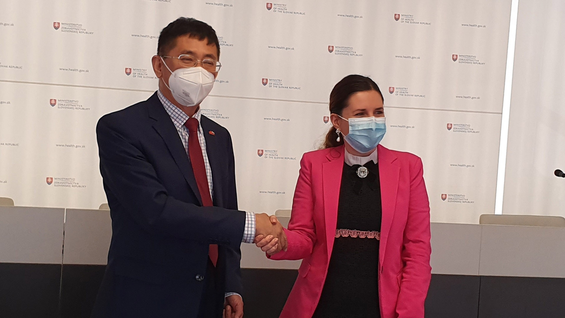 Đại sứ Nguyễn Tuấn và Tiến sĩ Marcela Urbanova, Vụ trưởng Vụ Quan hệ đối ngoại, Bộ Y tế Slovakia.
