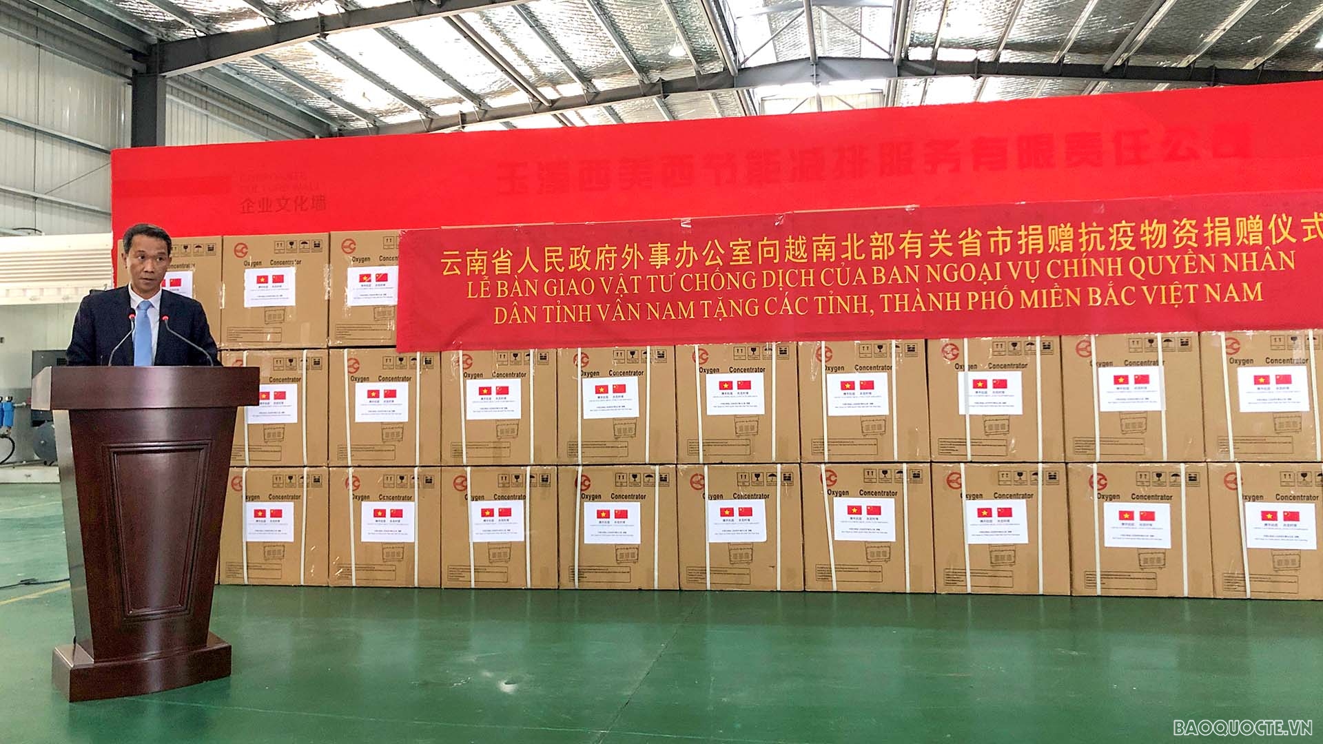 Tổng Lãnh sự Nguyễn Trung Hiếu thay mặt 8 tỉnh/thành Việt Nam phát biểu cám ơn Tỉnh ủy, Chính quyền nhân dân tỉnh và Sở Ngoại vụ tỉnh Vân Nam Tổng Lãnh sự Nguyễn Trung Hiếu thay mặt 8 tỉnh/thành Việt Nam phát biểu cám ơn Tỉnh ủy, Chính quyền nhân dân tỉnh và Sở Ngoại vụ tỉnh Vân Nam