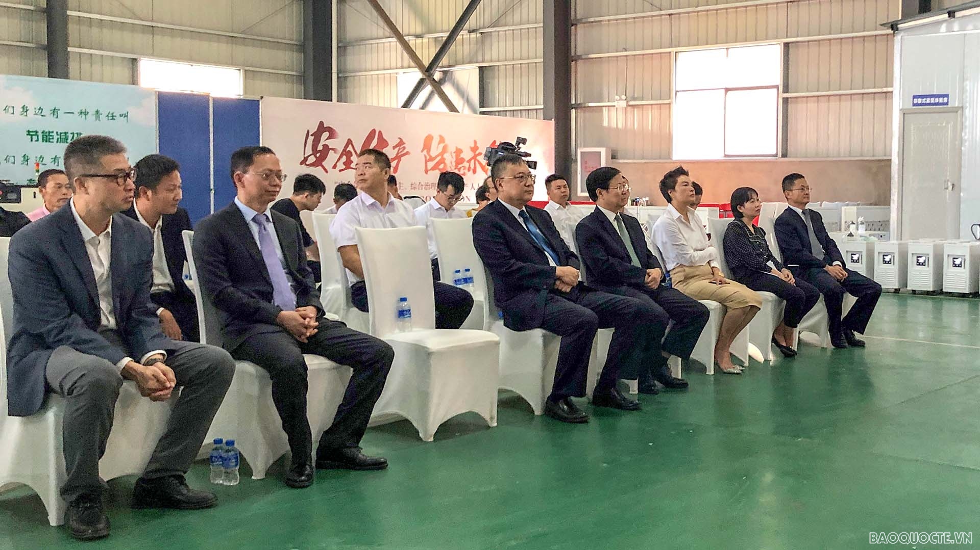 tCác đại biểu tại lễ Tiếp nhận trang thiết bị, vật tư y tế phòng chống dịch Covid-19 từ Vân Nam, Trung Quốc