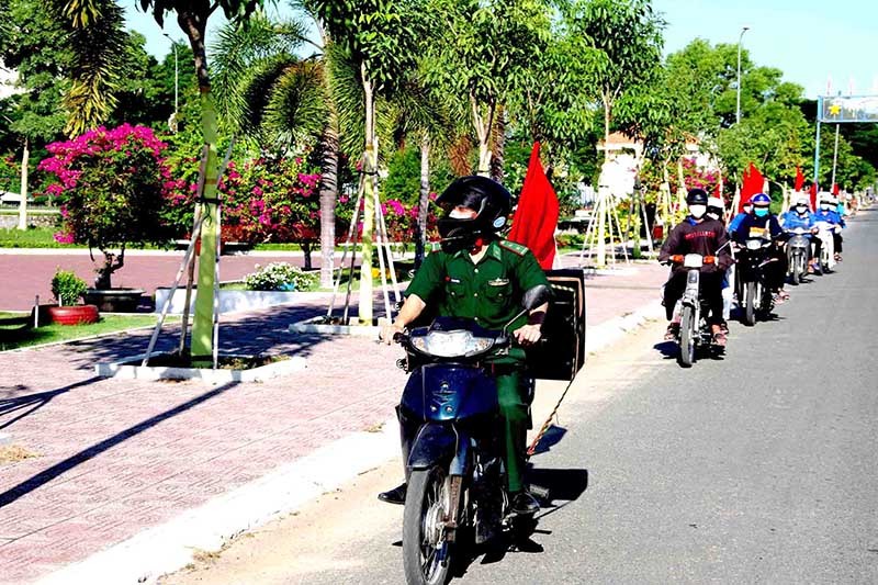 Cán bộ Đồn Biên phòng cửa khẩu quốc tế Tịnh Biên phối hợp với Hội nông dân và Đoàn thanh niên thị trấn Tịnh Biên thực hiện Mô hình tiếng loa Biên phòng tuyên truyền pháp luật. (Ảnh: Chiến Khu)