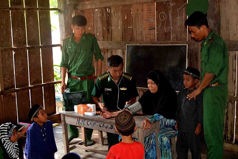 Quân y BĐBP tỉnh An Giang tổ chức khám bệnh, cấp thuốc miễn phí cho đồng bào dân tộc Chăm trên địa bàn xã Nhơn Hội. (Ảnh: Chiến Khu)