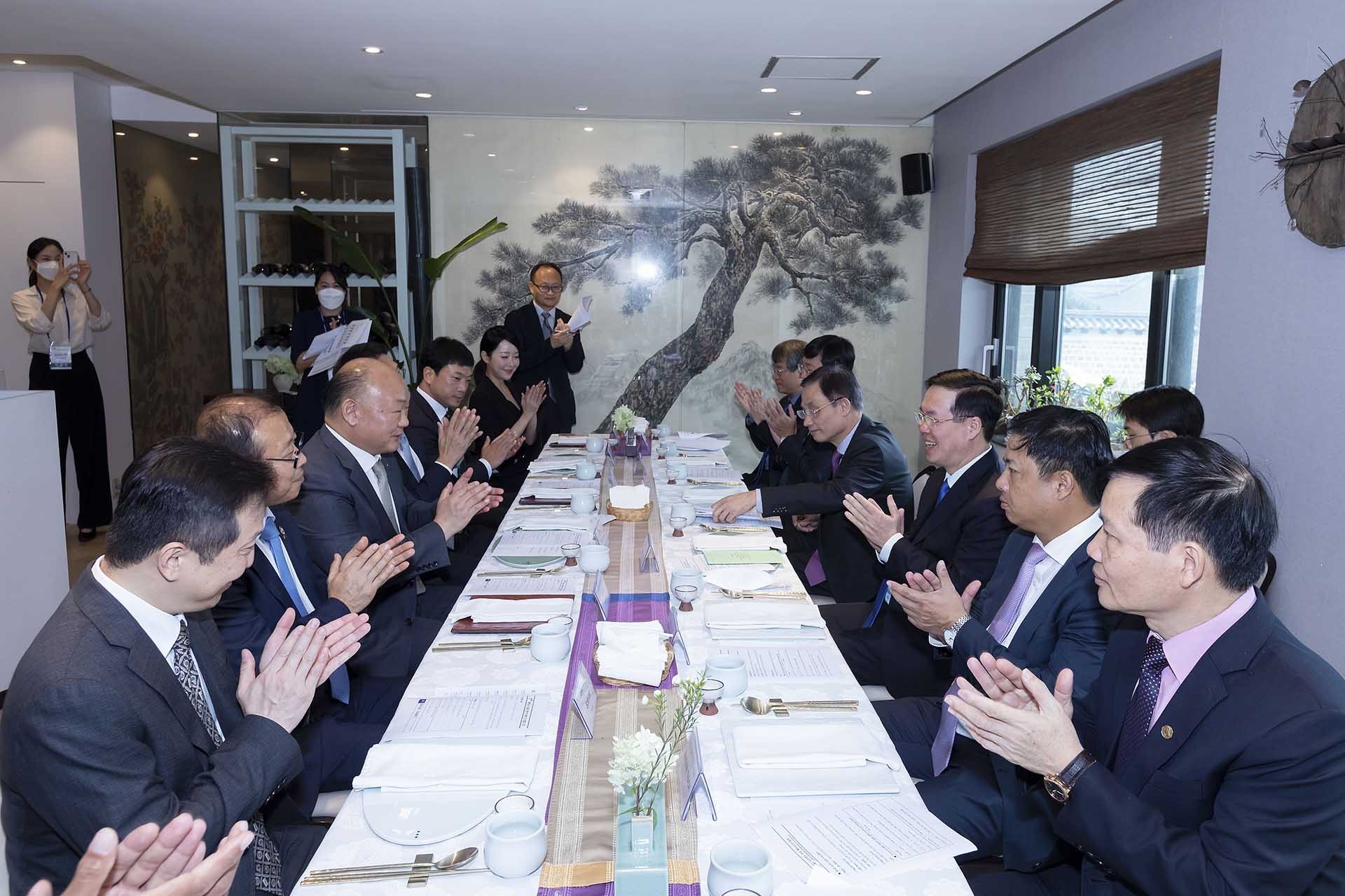 Thường trực Ban Bí thư Võ Văn Thưởng gặp gỡ thân mật Đại diện Hội Hữu nghị Hàn-Việt. (Nguồn: TTXVN)