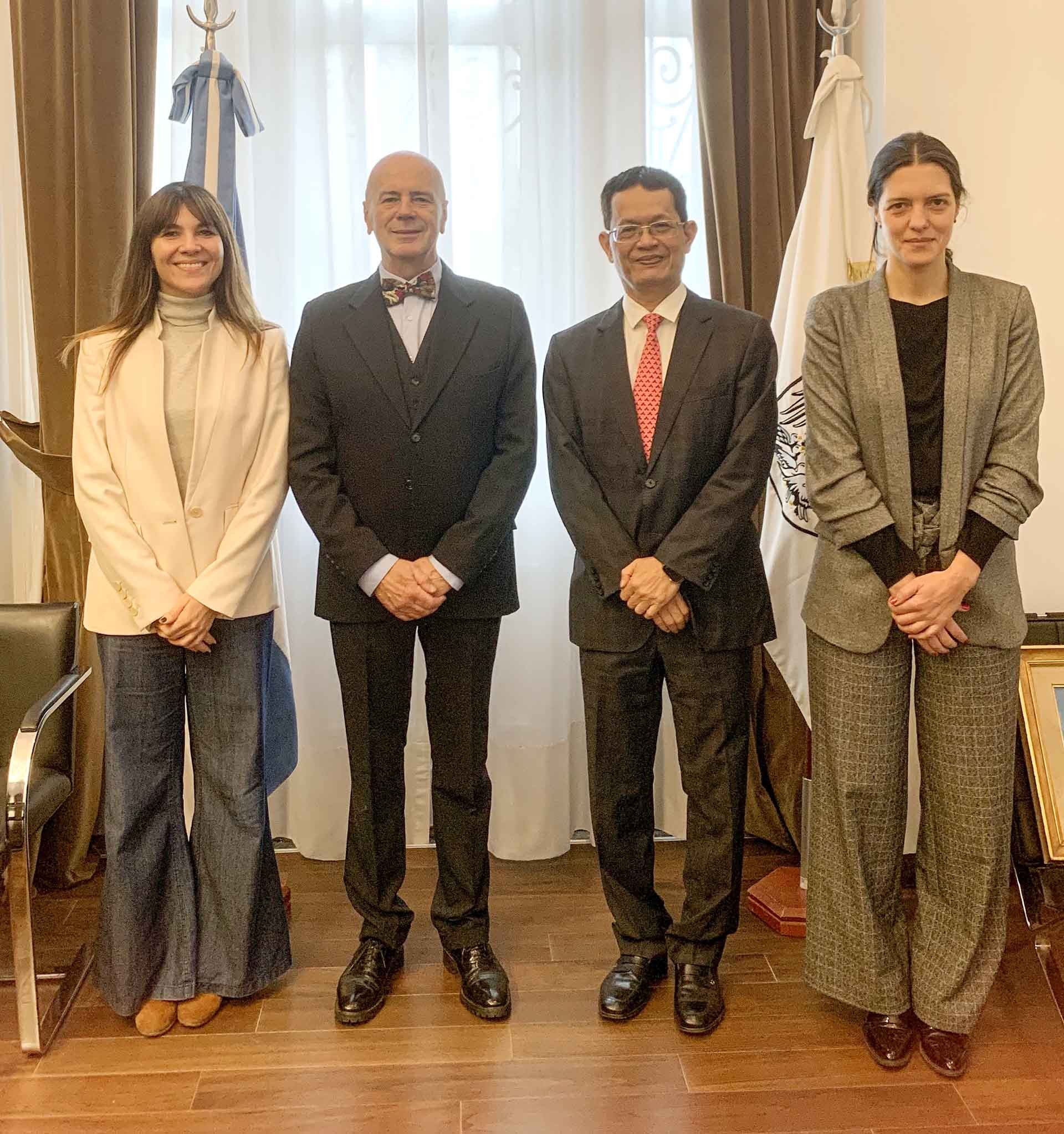 Đại sứ Dương Quốc Thanh và ông Jorge Telerman, Giám đốc nhà hát Colon cùng các đại biểu. Đại sứ Dương Quốc Thanh và ông Jorge Telerman, Giám đốc nhà hát Colon cùng các đại biểu.