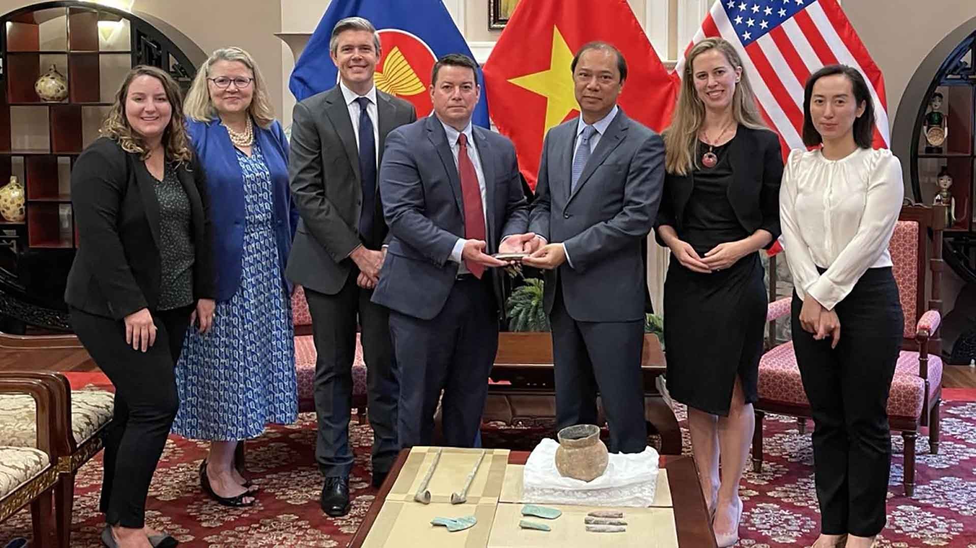 Đại sứ Nguyễn Quốc Dũng đã chủ trì lễ tiếp nhận một số hiện vật, cổ vật văn hoá từ Cục Điều tra Liên bang Hoa Kỳ (FBI).