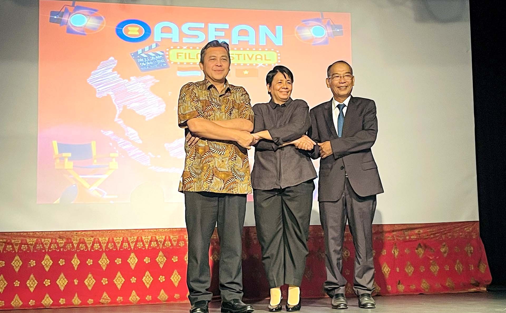 Giao lưu văn hóa các Đại sứ Nguyễn Nam Tiến, Đại sứ Indonesia Tri Yogo Jatmiko và Chủ tịch Cộng đồng Phillipines Agnes Aniana.ASEAN tại Tanzania