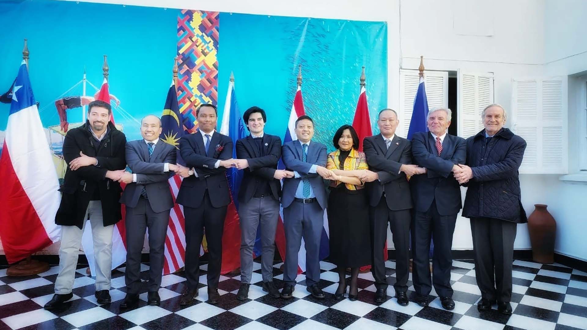 Các đại biểu chụp ảnh lưu niệm.