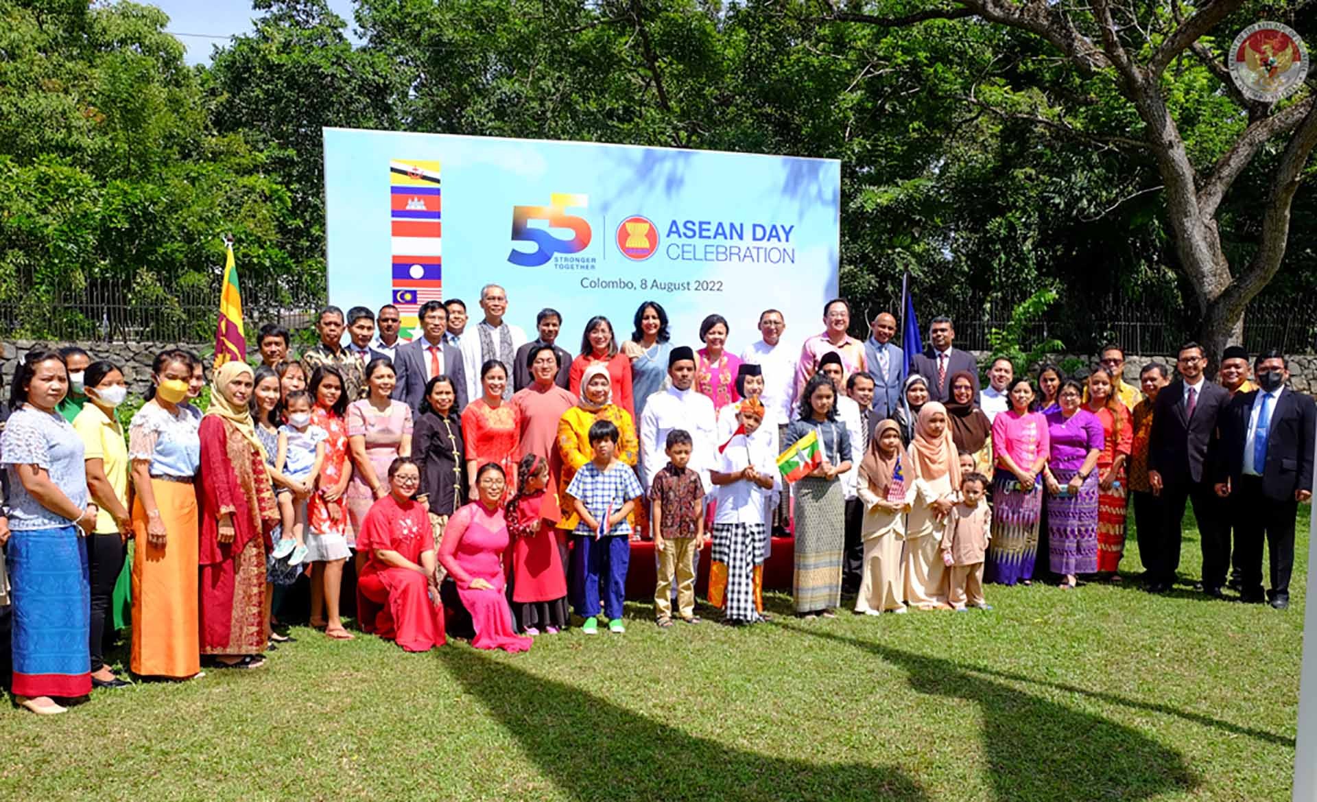 Các đại biểu chụp ảnh sau Lễ thượng cờ. Các đại biểu chụp ảnh sau Lễ thượng cờ.