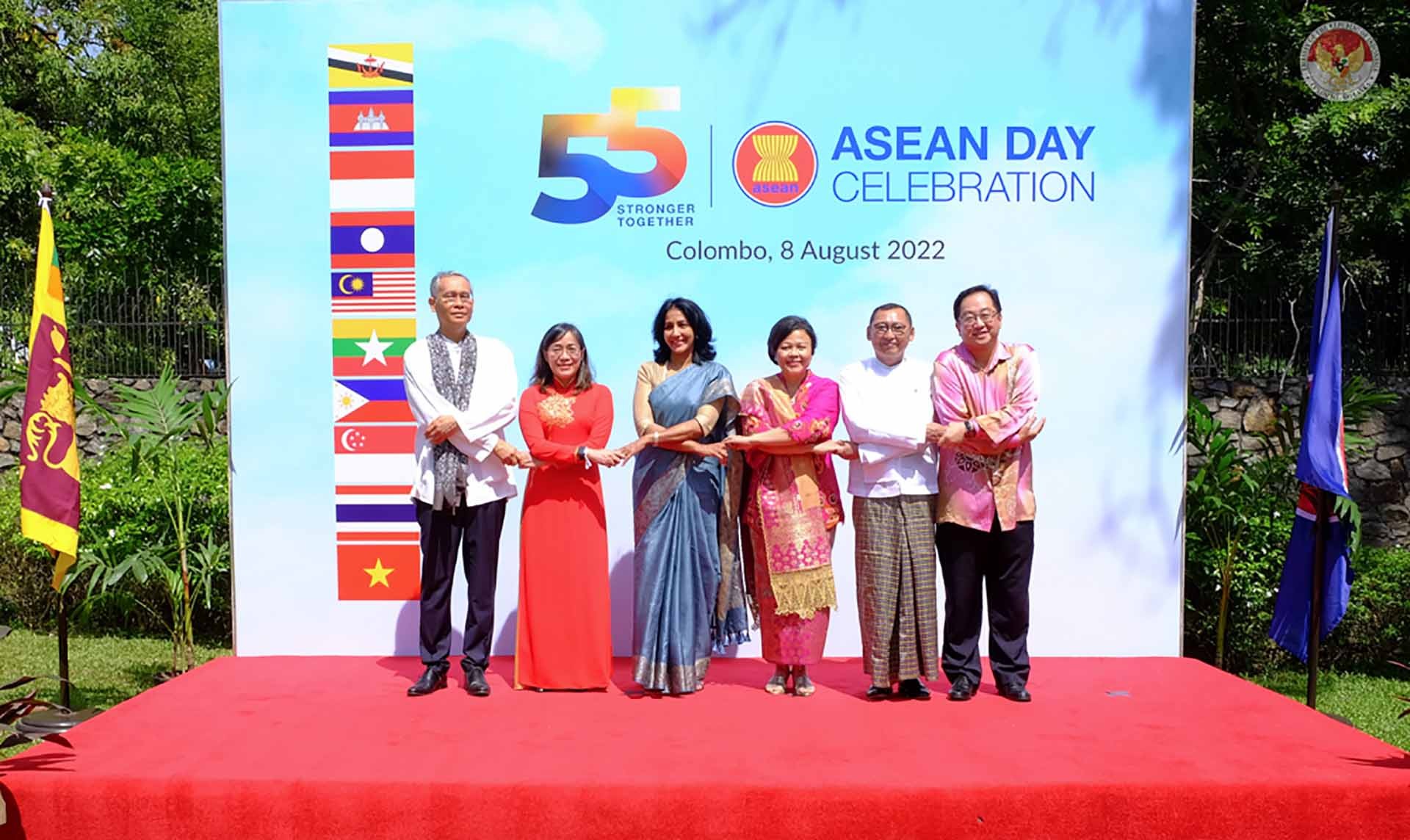 Đại sứ các nước ASEAN chụp ảnh cùng Thứ trưởng Ngoại giao Aruni Wijewardane. Đại sứ các nước ASEAN chụp ảnh cùng Thứ trưởng Ngoại giao Aruni Wijewardane.