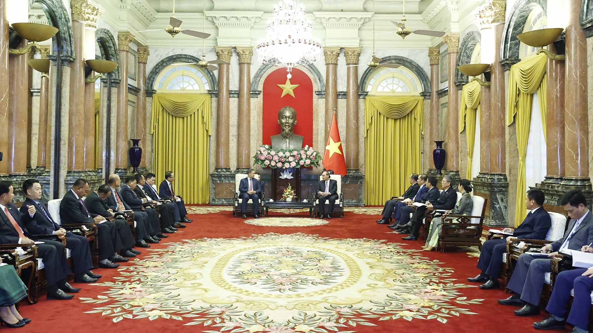 Chủ tịch nước Nguyễn Xuân Phúc tiếp Đại tướng Hun Manet Phó Tổng tư lệnh kiêm Tư lệnh Lục quân Quân đội Hoàng gia Campuchia. (Nguồn: TTXVN) Chủ tịch nước Nguyễn Xuân Phúc tiếp Đại tướng Hun Manet Phó Tổng tư lệnh kiêm Tư lệnh Lục quân Quân đội Hoàng gia Campuchia. (Nguồn: TTXVN)