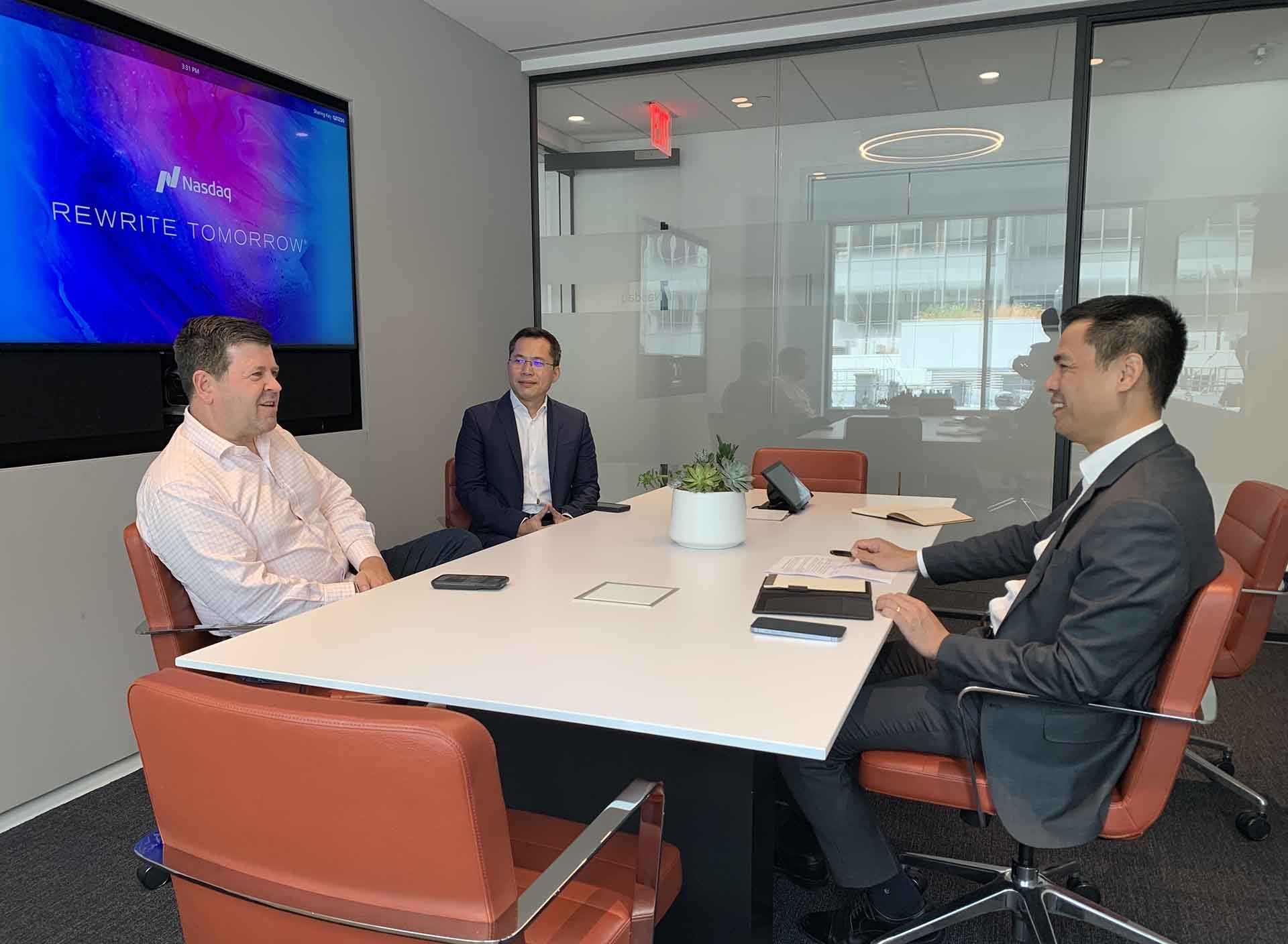 Đại sứ Đặng Hoàng Giang gặp ông Robert McCooey, Phó Chủ tịch phụ trách phát triển doanh nghiệp khu vực Mỹ Latinh và châu Á-Thái bình dương của tập đoàn Nasdaq. Đại sứ Đặng Hoàng Giang gặp ông Robert McCooey, Phó Chủ tịch phụ trách phát triển doanh nghiệp khu vực Mỹ Latinh và châu Á-Thái bình dương của tập đoàn Nasdaq.