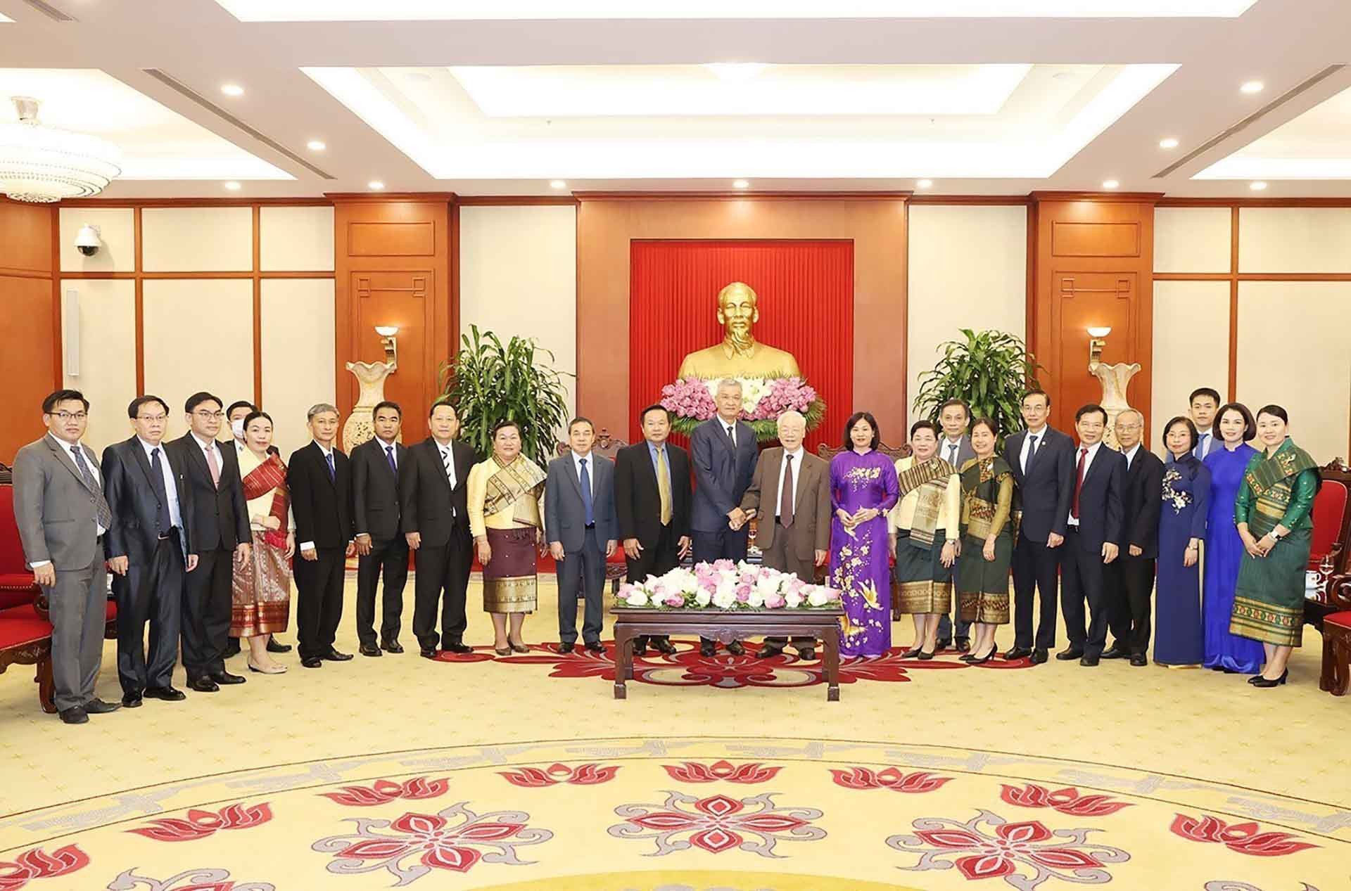 Tổng Bí thư Nguyễn Phú Trọng và đồng chí Anouphap Tounalom cùng các đại biểu chụp ảnh chung. (Nguồn: TTXVN)