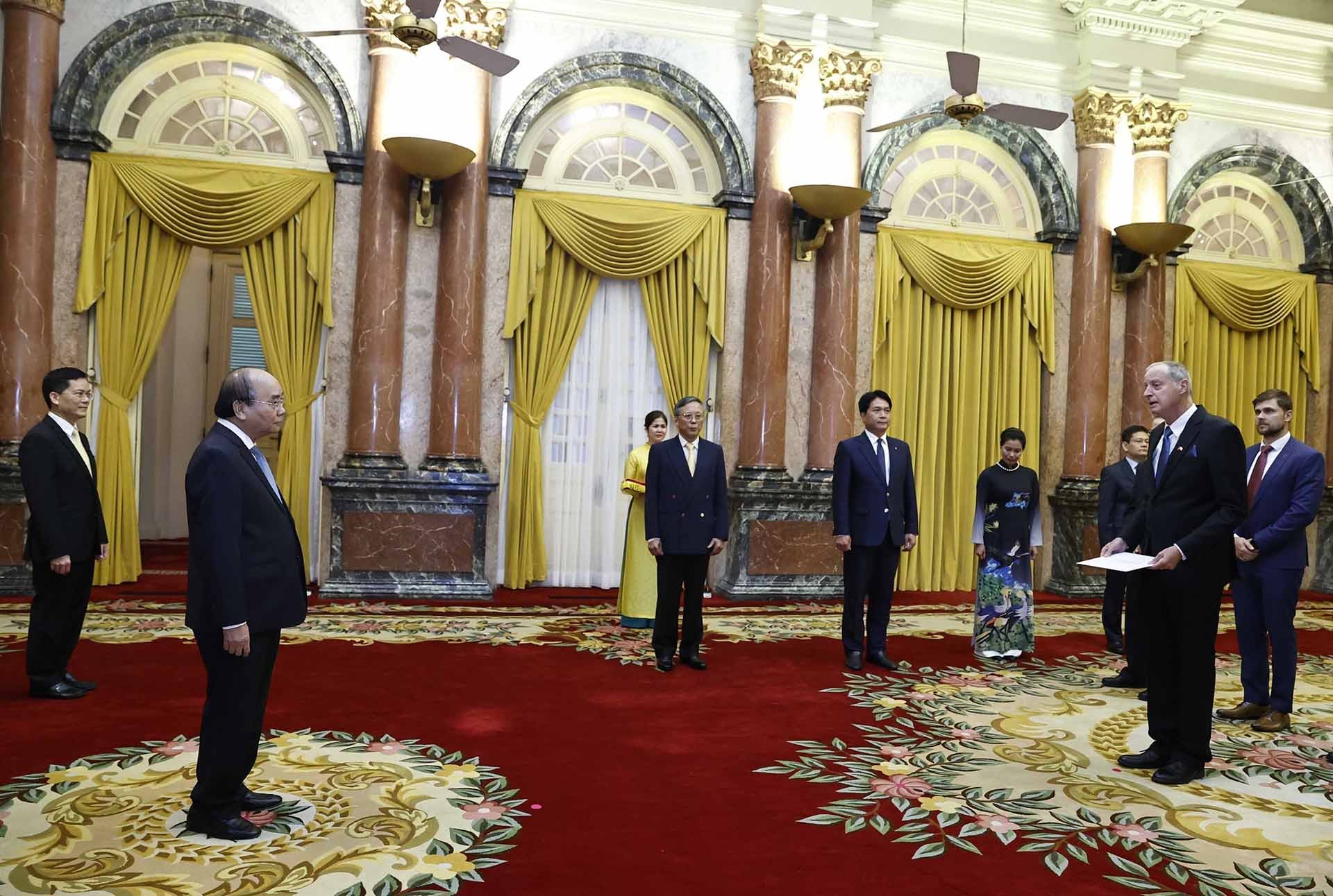 Chủ tịch nước Nguyễn Xuân Phúc tiếp nhận Quốc thư của Đại sứ Israel Yaron Mayer. (Nguồn: TTXVN) Chủ tịch nước Nguyễn Xuân Phúc tiếp nhận Quốc thư của Đại sứ Israel Yaron Mayer. (Nguồn: TTXVN)