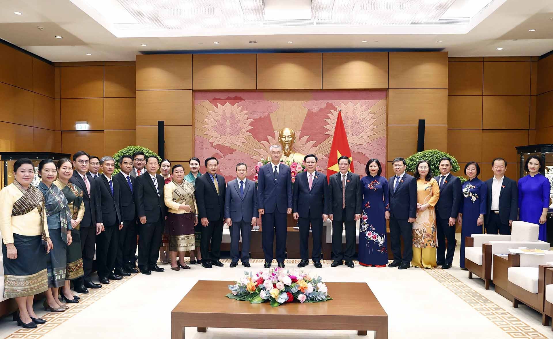 Chủ tịch Quốc hội Vương Đình Huệ chụp ảnh lưu niệm với đại biểu. (Nguồn: TTXVN)
