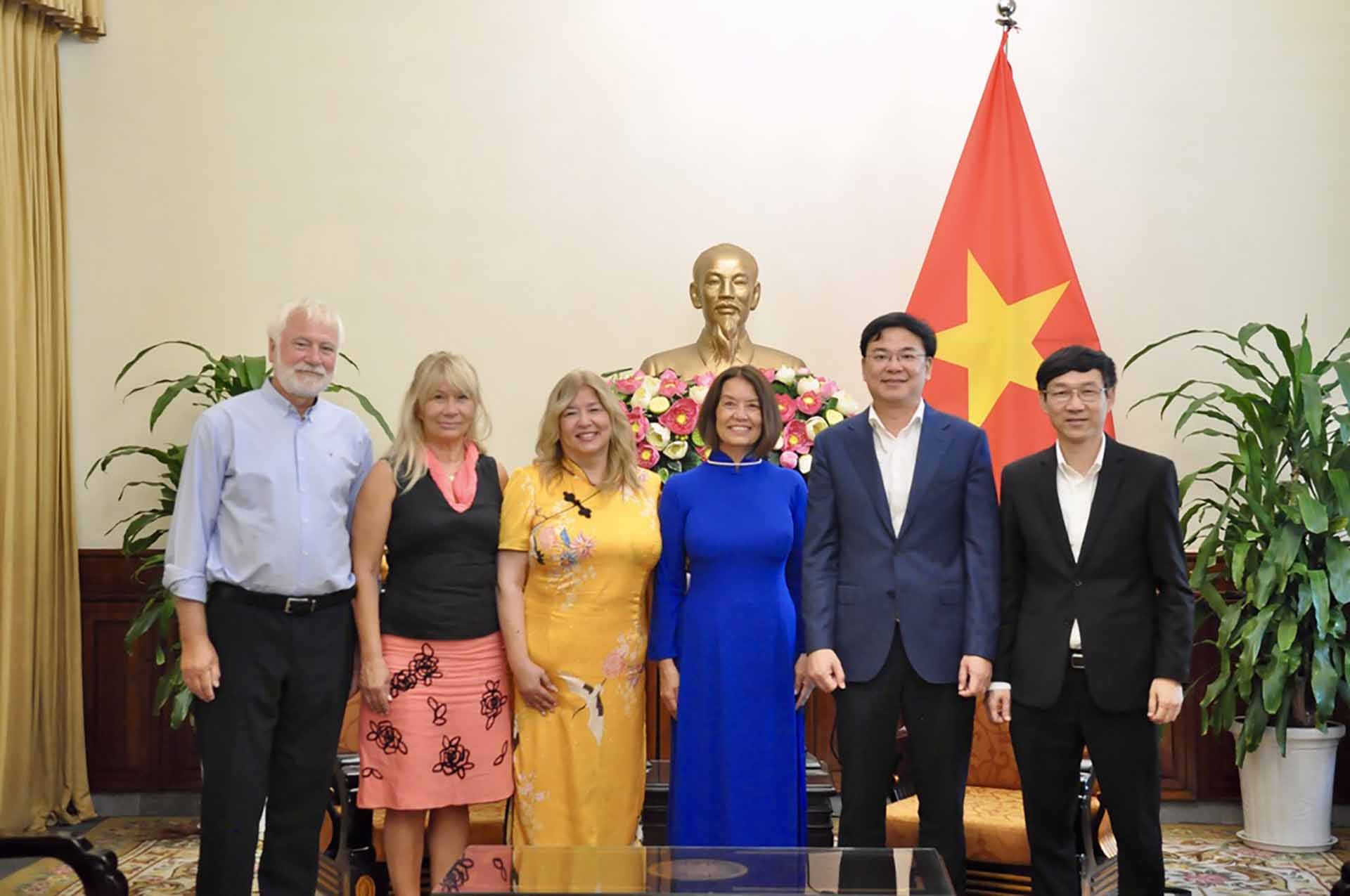 Thứ trưởng Ngoại giao, Chủ nhiệm Ủy ban Nhà nước về người Việt Nam ở nước ngoài Phạm Quang Hiệu trong buổi gặp gỡ gia đình Anh hùng Lực lượng vũ trang Nguyễn Văn Lập và Đại sứ Việt Nam tại Hy Lạp Lê Hồng Trường. (Ảnh: Quang Đào)