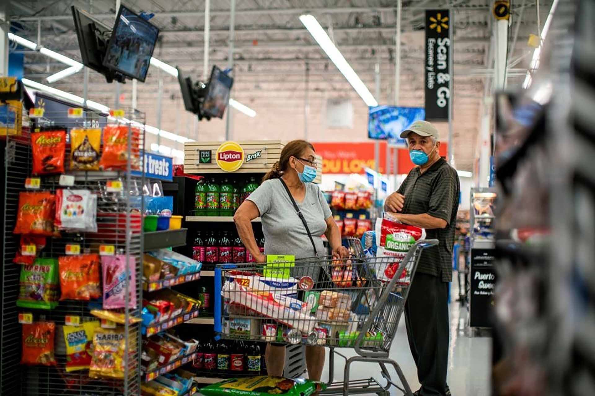 Người tiêu dùng Mỹ mua sắm tại một siêu thị Walmart ở New Jersey. (Nguồn: Reuters) Người tiêu dùng Mỹ mua sắm tại một siêu thị Walmart ở New Jersey. (Nguồn: Reuters)