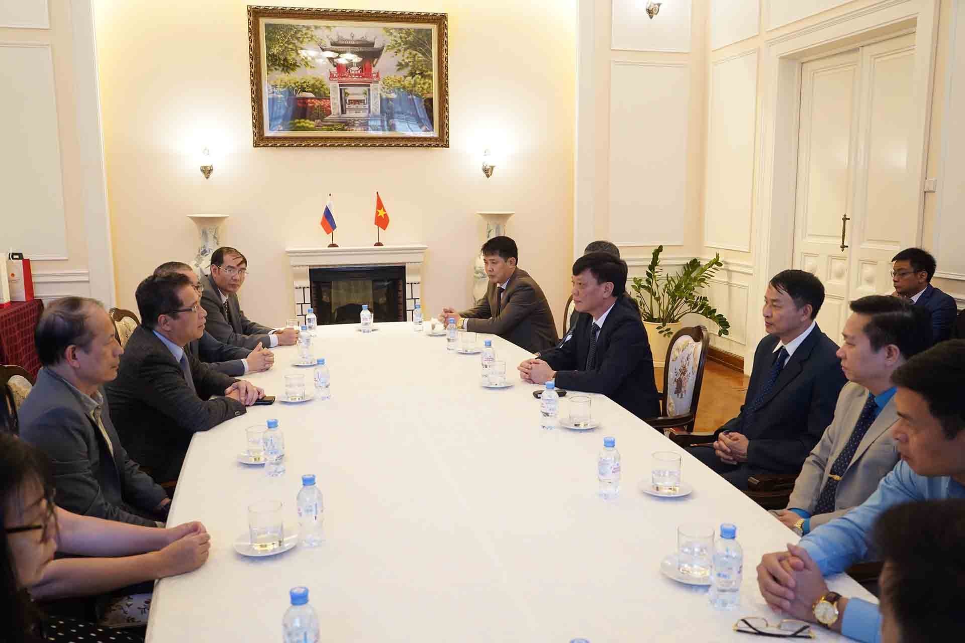 Đoàn đại biểu cấp cao Quân đội nhân dân (QĐND) Việt Nam thăm Đại sứ quán Việt Nam tại LB Nga. (Nguồn: TTXVN)