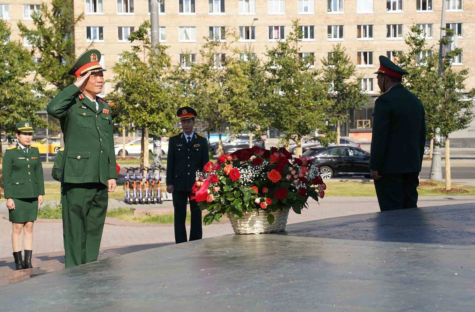 Thượng tướng Ngô Minh Tiến, Phó Tổng Tham mưu trưởng QĐND Việt Nam dâng hoa tại tượng đài Bác ở thủ đô Moska. (Nguồn: TTXVN)