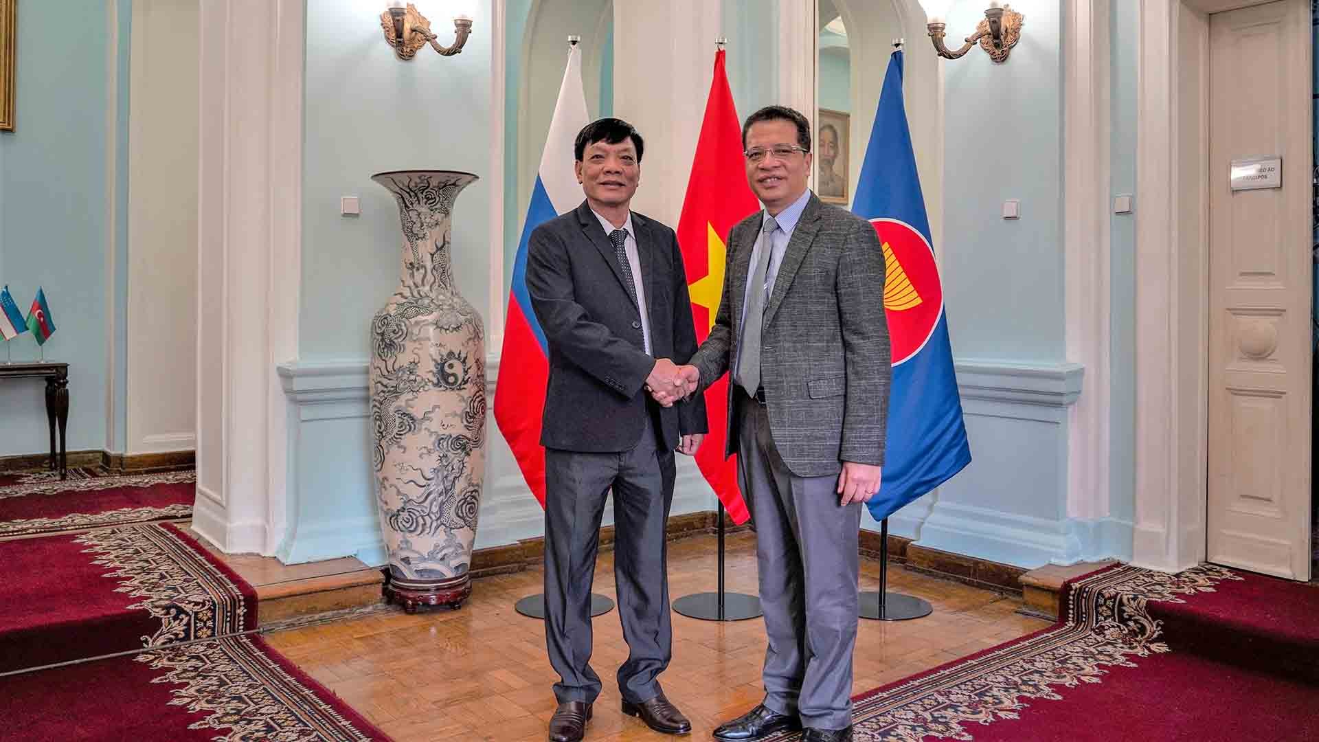 Thượng tướng Ngô Minh Tiến, Phó Tổng Tham mưu trưởng QĐND Việt Nam (trái) và Đại sứ Việt Nam tại LB Nga Đặng Minh Khôi. (Nguồn: TTXVN)