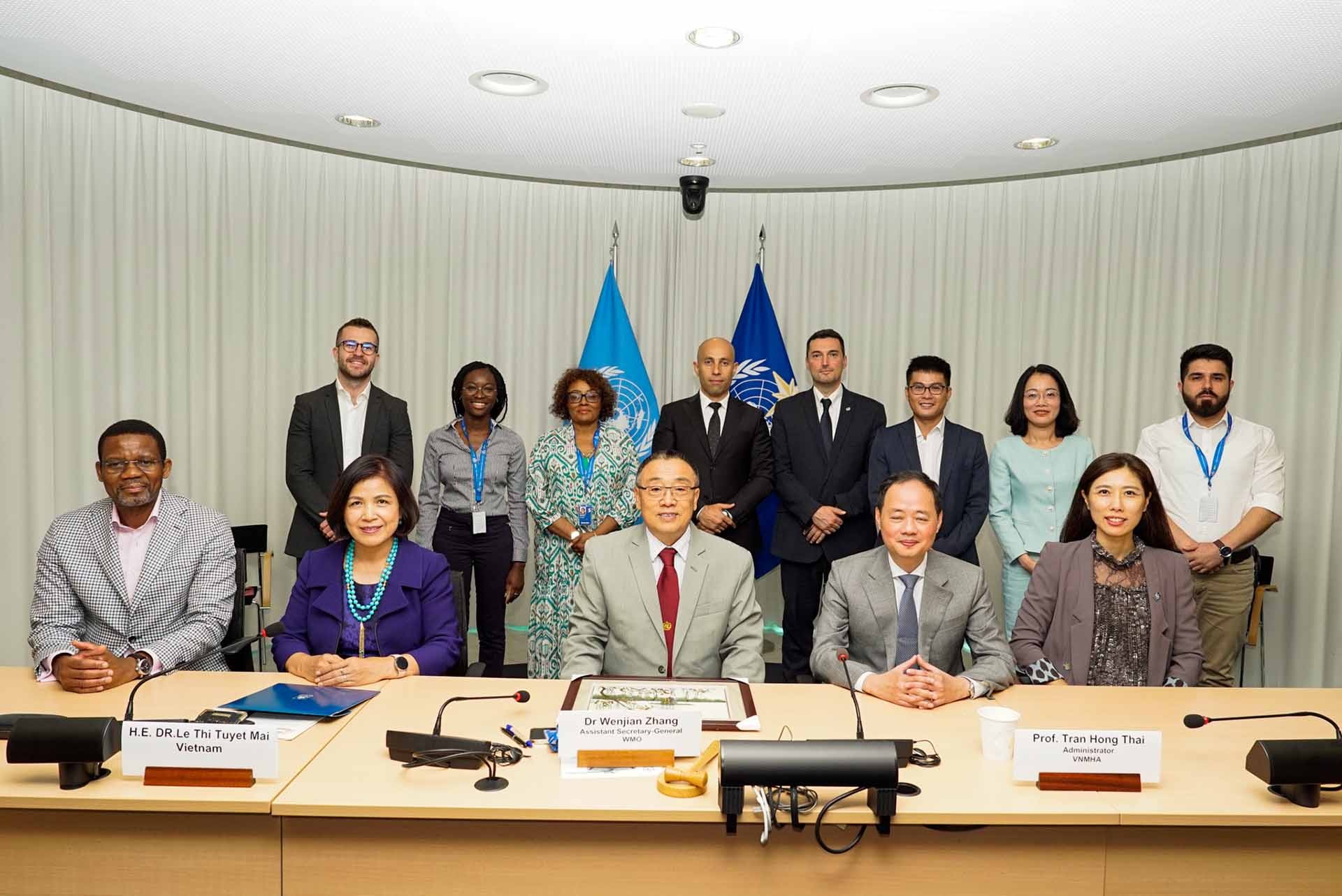 Các đại biểu tham dự lễ ký kết. Các đại biểu tham dự lễ ký kết.