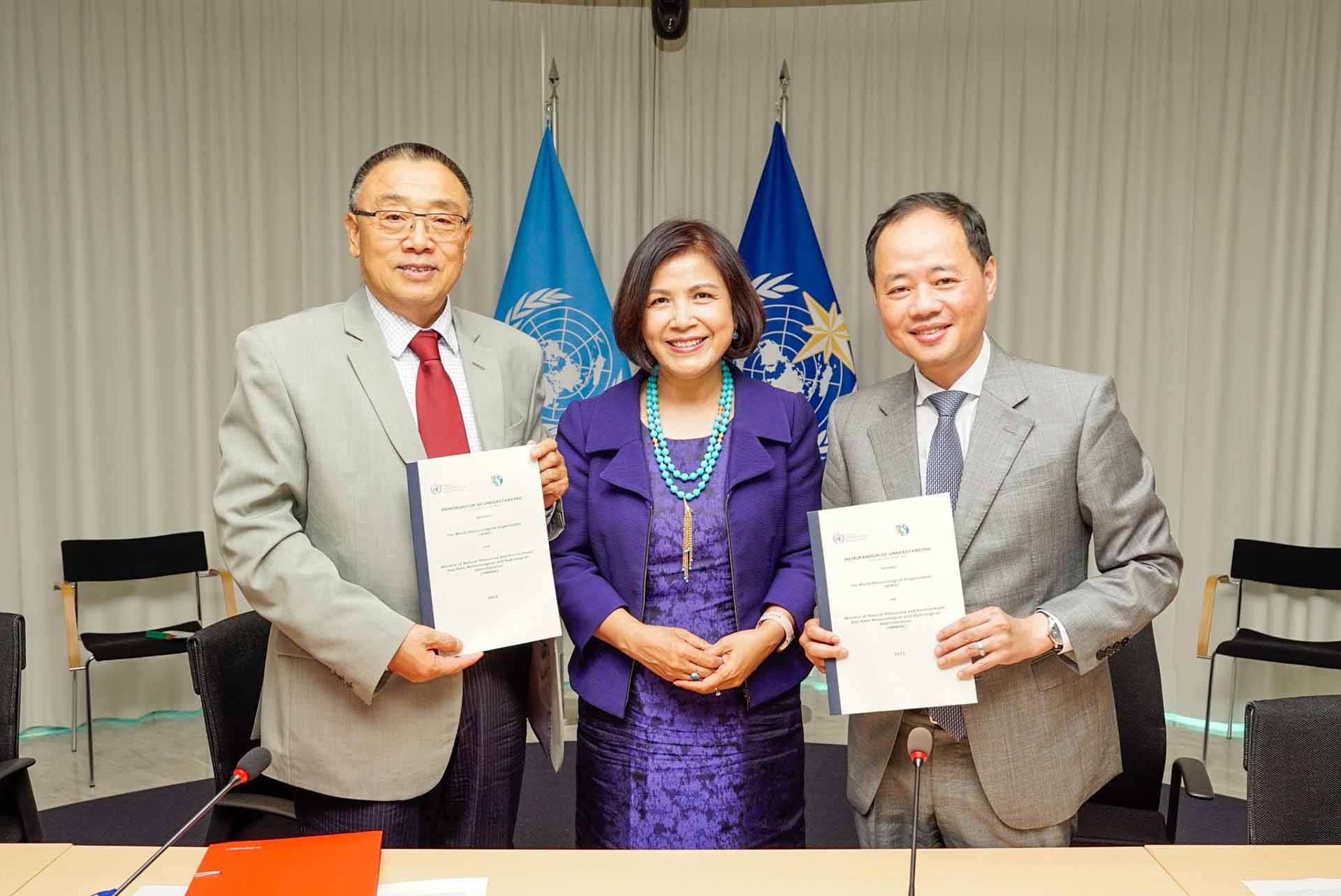 Đại sứ Lê Thị Tuyết Mai chứng kiến lễ ký kết MOU giữa Trợ lý Tổng thư ký  WMO và Tổng Cục trưởng Tổng cục Khí tượng Thủy văn Việt Nam.