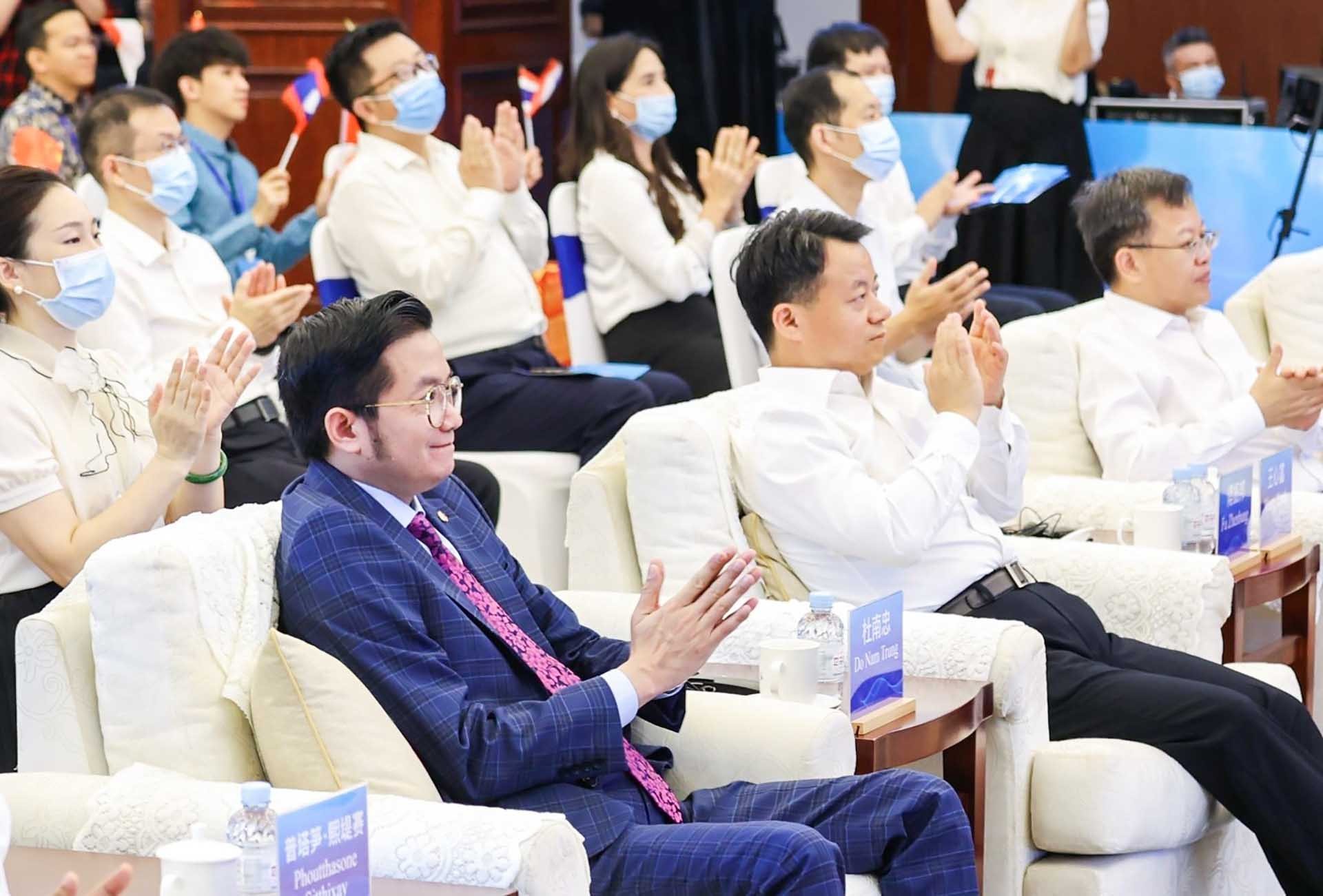 Tổng lãnh sự Đỗ Nam Trung và Phó Chủ tịch Liên đoàn Thanh niên Trung Quốc Phó Chấn Bang