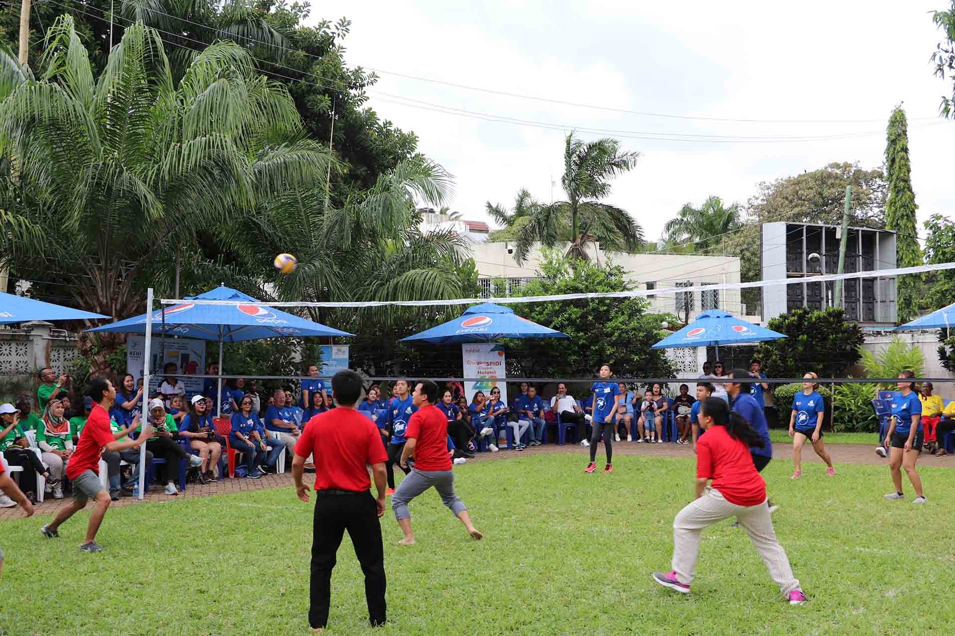 Tiếp sau lễ thượng cờ, cộng đồng các nước ASEAN đã tổ chức các trò chơi dân gian, thi đấu bóng chuyền.
