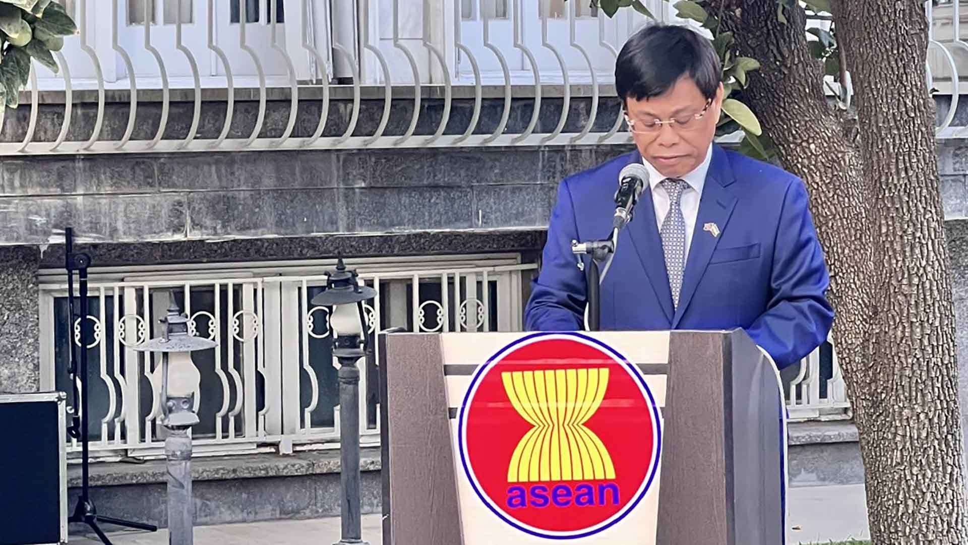 Đại sứ Lương Quốc Huy phát biểu.