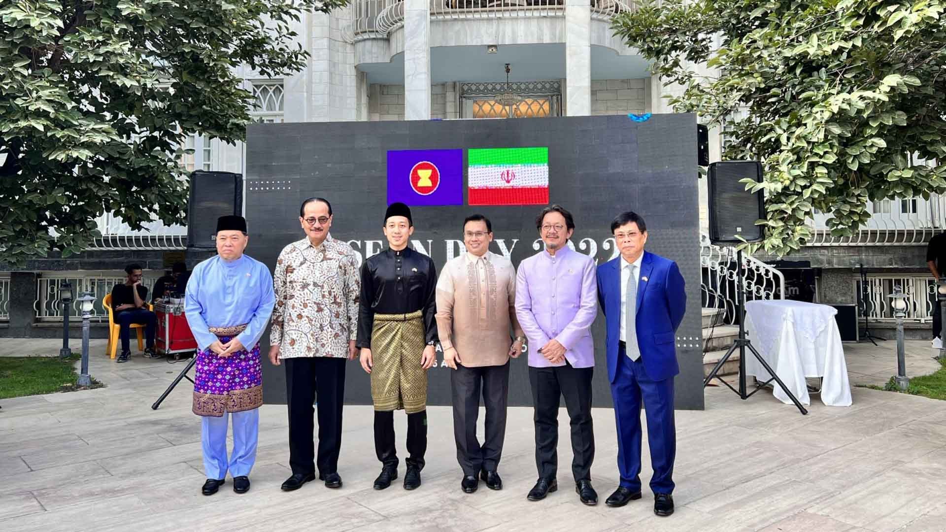 Các đại biểu chụp ảnh lưu niệm. Các đại biểu chụp ảnh lưu niệm.