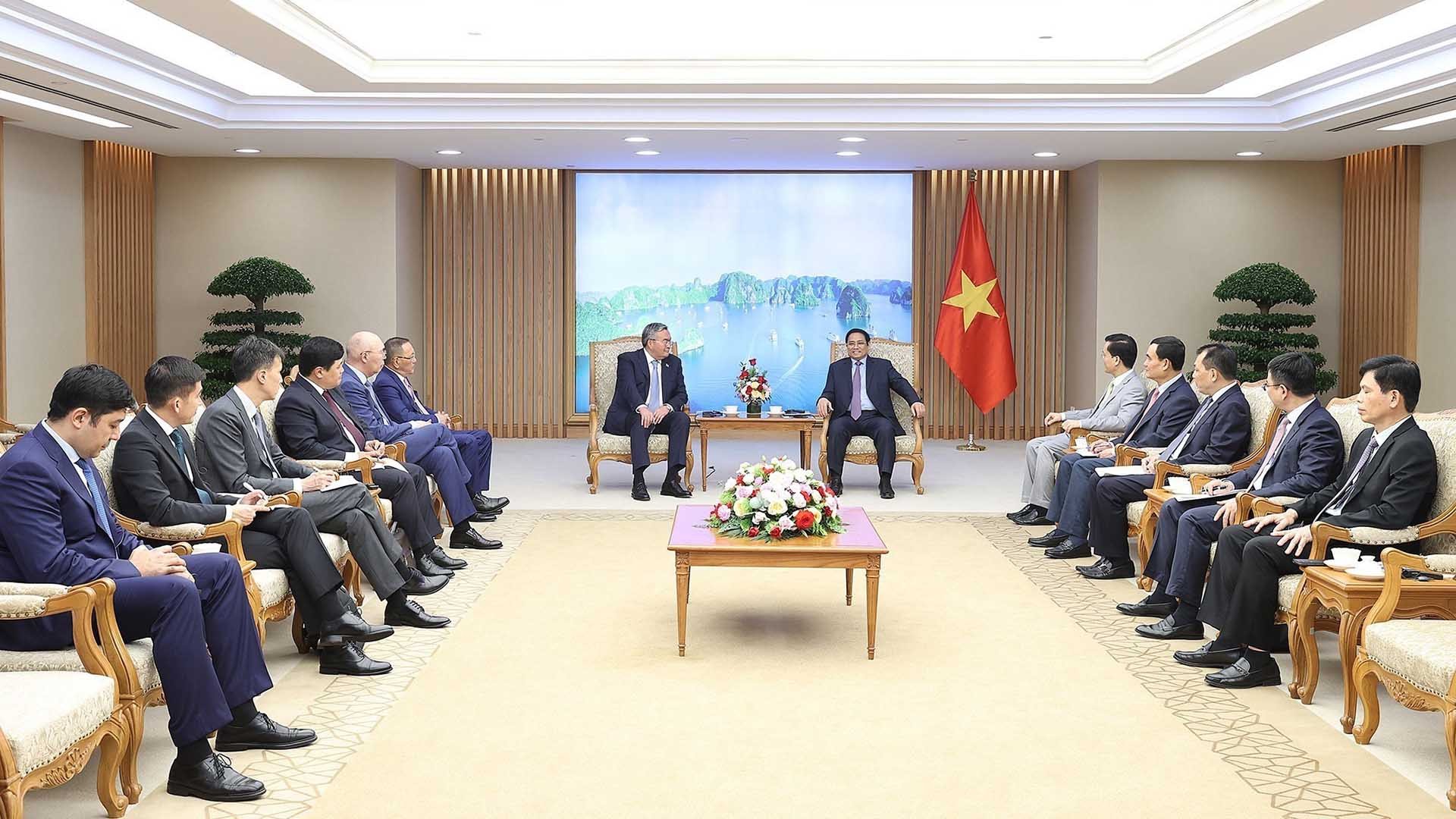 Thủ tướng Phạm Minh Chính tiếp Phó Thủ tướng, Bộ trưởng Ngoại giao Kazakhstan Mukhtar Tileuberdi. (Nguồn: TTXVN)