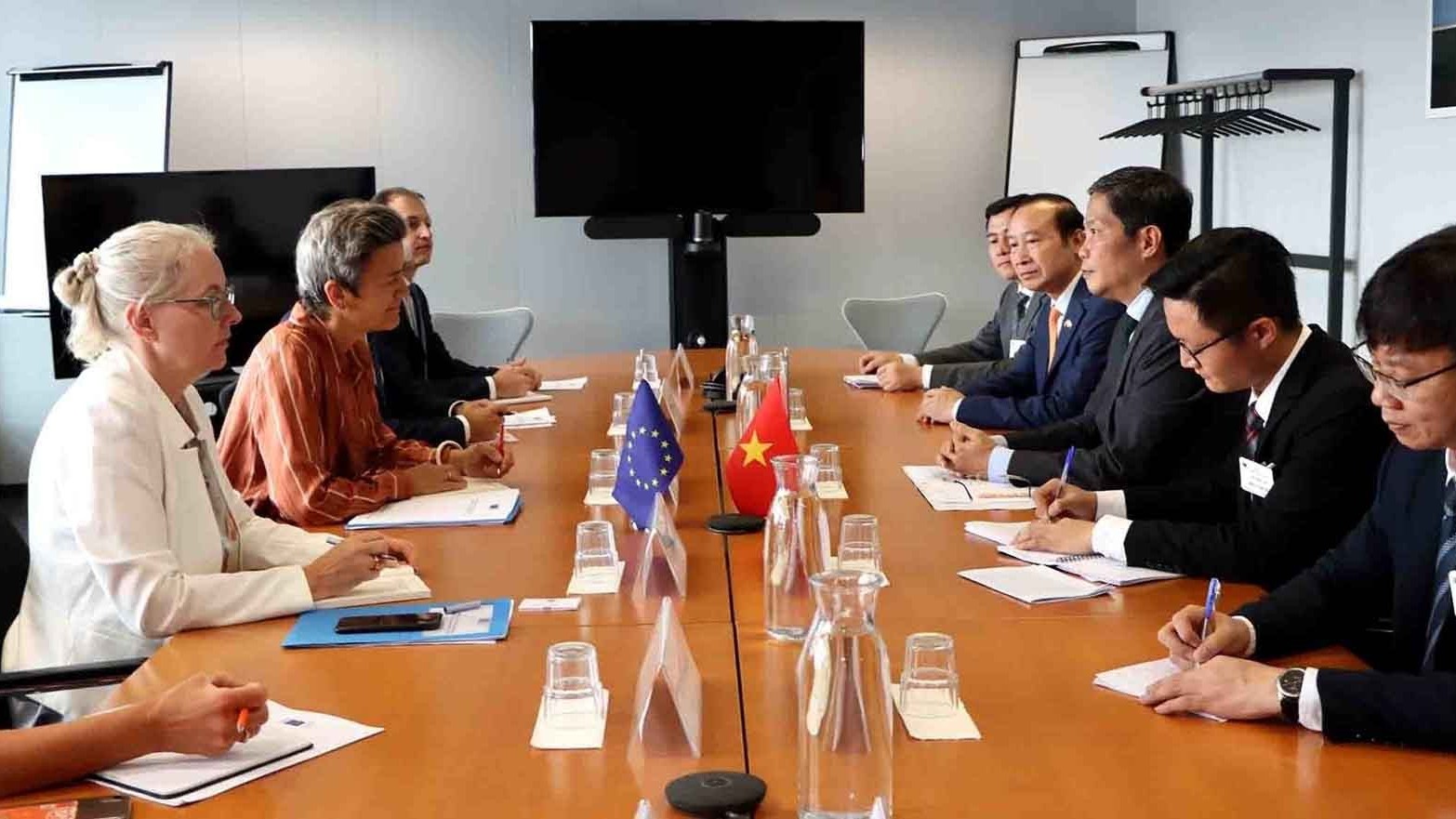 truong ban kinh te trung uong tran tuan anh tham va lam viec tai bi va eu