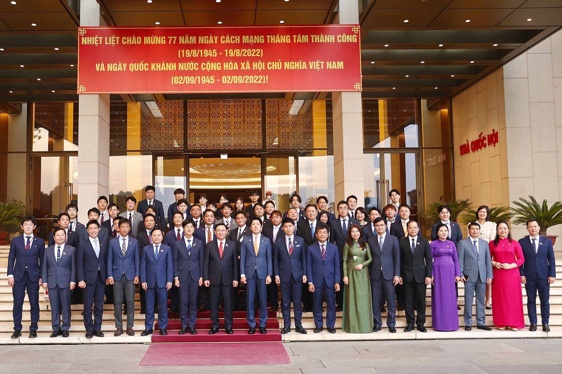 Chủ tịch Quốc hội Vương Đình Huệ chụp ảnh lưu niệm với đại biểu. (Nguồn: TTXVN)