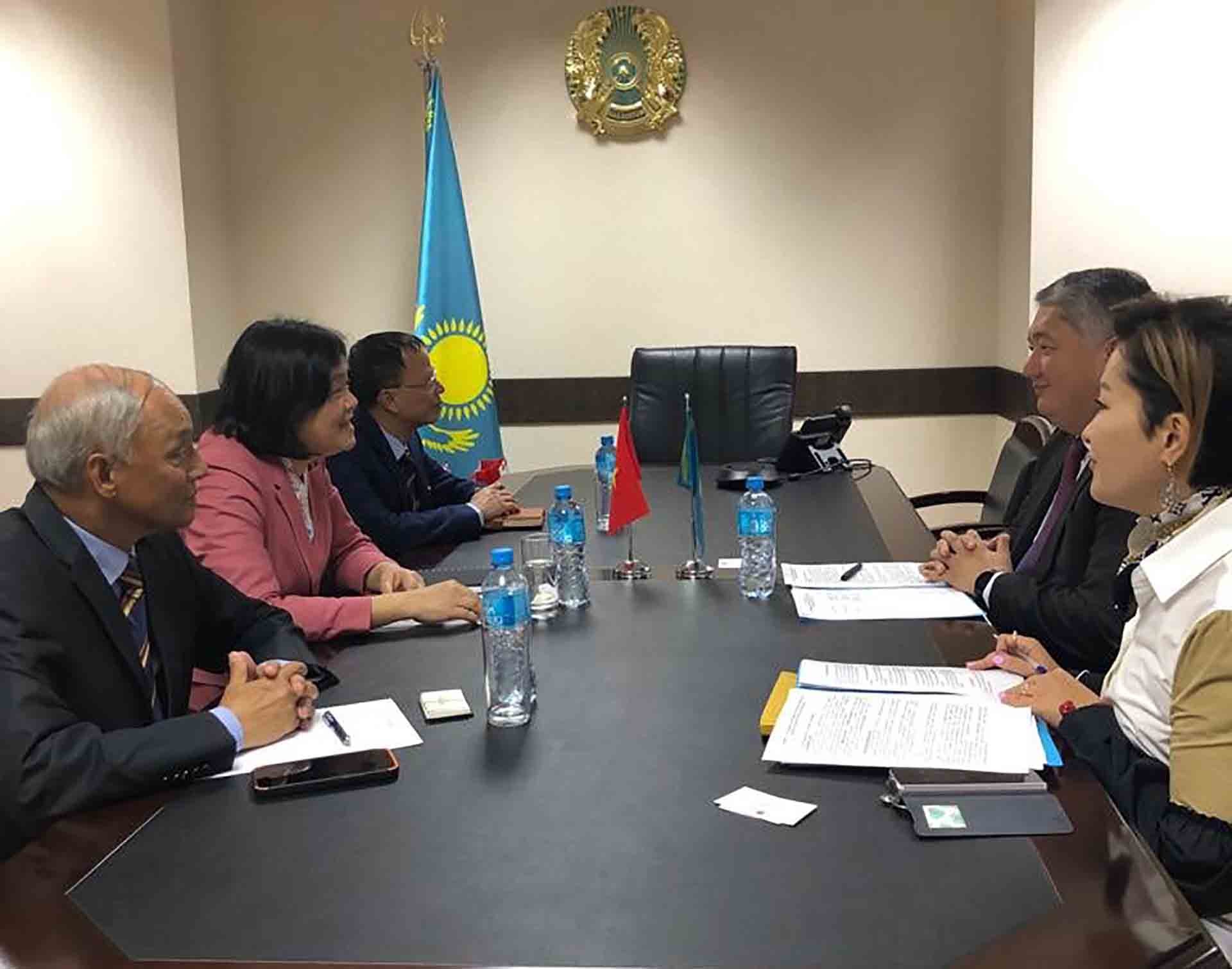 Đại sứ quán Việt Nam tại Kazakhstan làm việc với Ủy ban Hàng không Dân dụng Kazakhstan về việc thúc đẩy mở đường bay thẳng giữa Việt Nam và Kazakhstan. Đại sứ quán Việt Nam tại Kazakhstan làm việc với Ủy ban Hàng không Dân dụng Kazakhstan về việc thúc đẩy mở đường bay thẳng giữa Việt Nam và Kazakhstan.