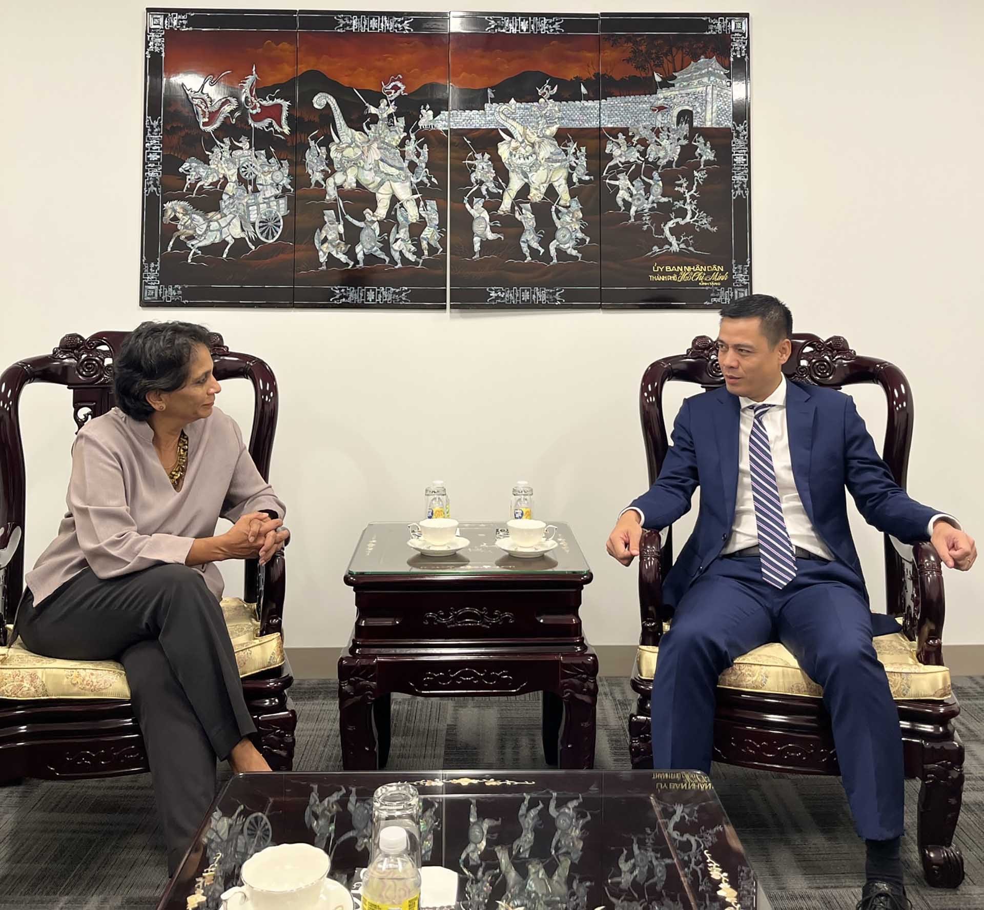 Đại sứ Đặng Hoàng Giang tiếp Trợ lý Tổng thư ký, Giám đốc khu vực châu Á-Thái Bình Dương của UNDP Kanni Wignaraja.